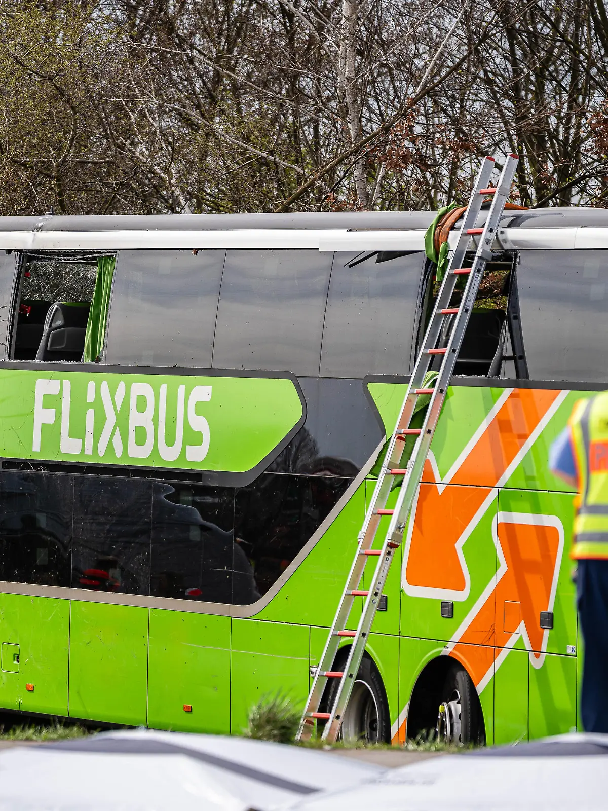 Datum: 27.03.24 / Ort: BAB9/Leipzig
Horror-Unfall in Sachsen! Auf der A9 bei Leipzig zwischen Wiedemar und dem Schkeuditzer Kreuz ist ein Reisebus verunglückt, offenbar handelt es sich um einen Flixbus. Rettungskräfte befinden sich im Großeinsatz.
Das Unglück geschah gegen 9:45 Uhr, der Reisebus kam aus bislang unbekannter Ursache von der Fahrbahn ab, kippte um. Es gibt mehrere Schwerverletzte und Eingeklemmte -offenbar sogar mehrere Todesopfer. 
Die Autobahn ist in beiden Fahrtrichtungen voll gesperrt. Nach Reporterinformationen sind mindestens vier Rettungshubschrauber im Einsatz. Die Polizei Sachsen auf X (früher Twitter): "Bitte die Rettungsgasse freihalten!"