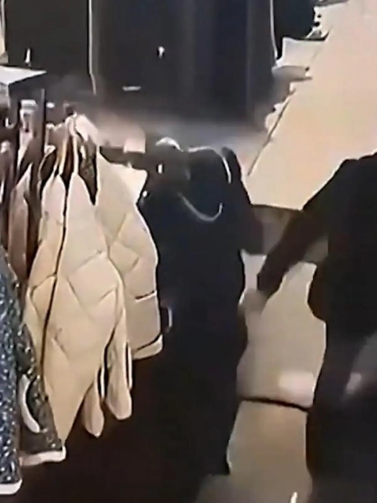 In der Stadt Zhenjiang in China schaut sich eine Frau gerade Kleider an – nichtsahnend, dass sie gleich eine Etage hinabstürzen wird. Denn völlig unerwartet bricht plötzlich der Boden unter ihren Füßen zusammen. Die überraschenden Szenen und wie es der Frau geht, seht ihr im Video.