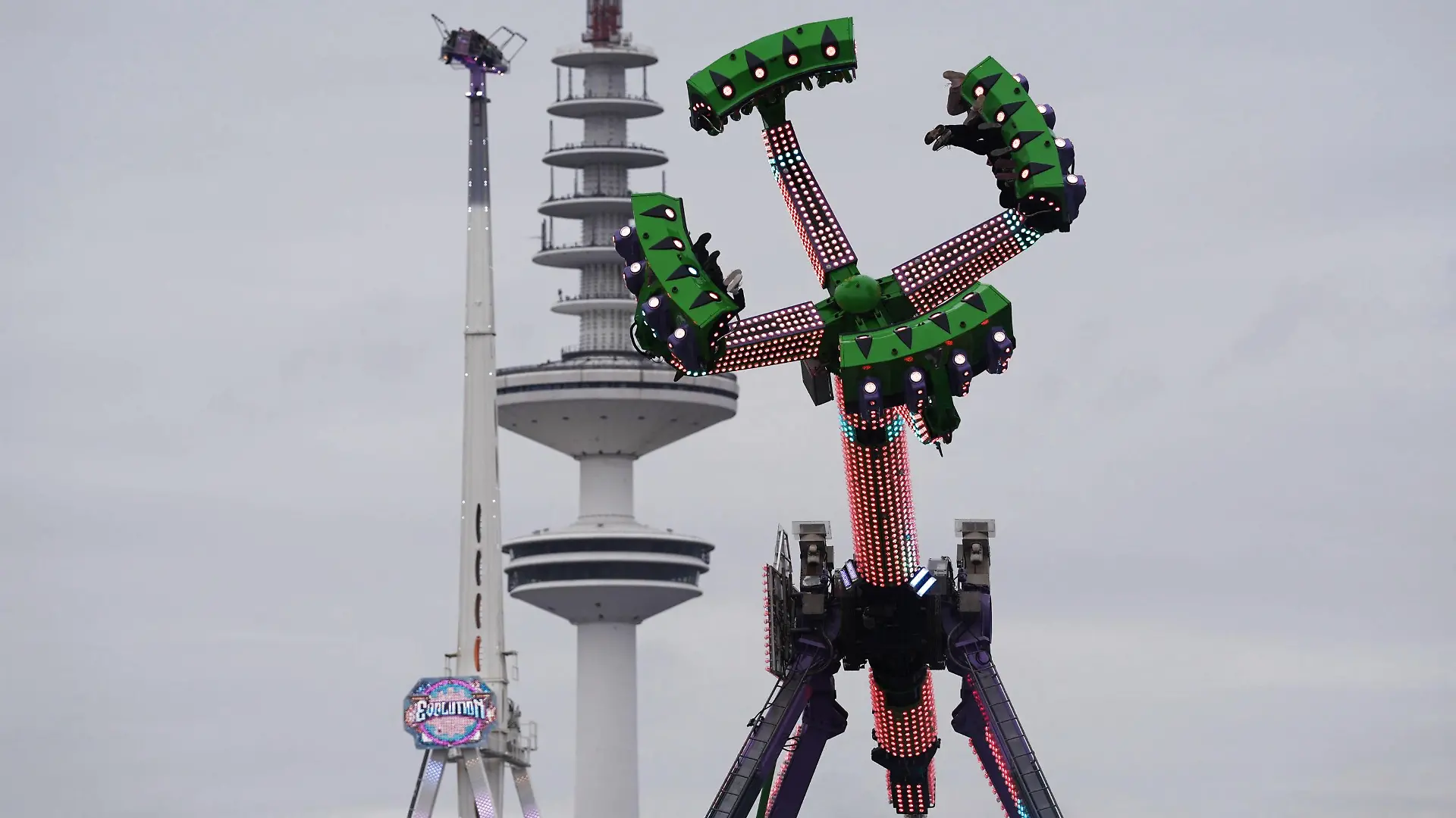 22.03.2024, Hamburg: Besucher fahren in einem Fahrgeschäft auf dem Heiligengeistfeld am Eröffnungstag des Hamburger Frühlingsdoms. Der Hamburger Dom findet vom 22. März bis 21. April statt. (zu dpa: «Hamburger Frühlingsdom mit neuen Attraktionen gestartet») Foto: Marcus Brandt/dpa +++ dpa-Bildfunk +++