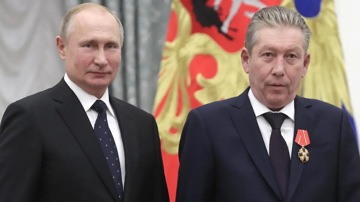 MOSCOW, RUSSIA - NOVEMBER 21, 2019: Russia's President Vladimir Putin (L) awards an Order of Alexander Nevsky to Lukoil First Executive Vice-President Ravil Maganov at a ceremony to present state decorations at the Moscow Kremlin. Mikhail Metzel/TASS