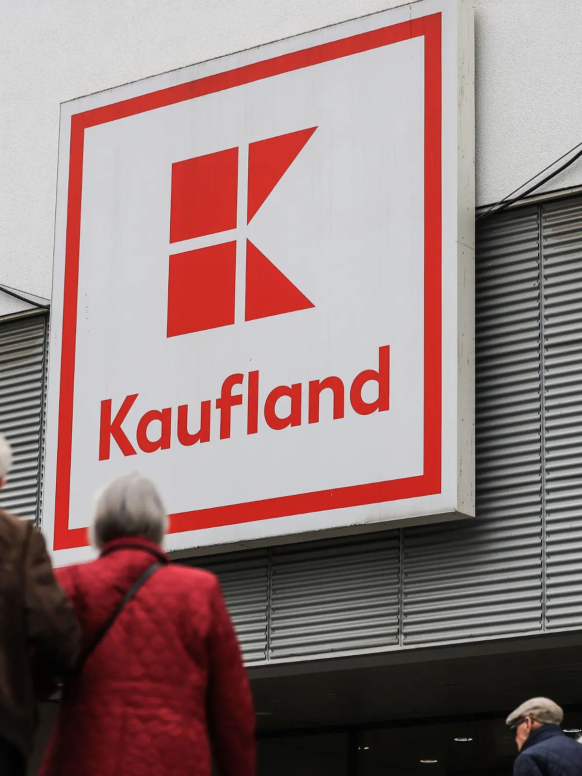 27.03.2024, Nordrhein-Westfalen, Köln: Das Logo von Kaufland hängt vor einer Filiale in Köln-Ehrenfeld. Der Lebensmitteleinzelhändler Kaufland übernimmt Real-Filialen. Foto: Oliver Berg/dpa +++ dpa-Bildfunk +++