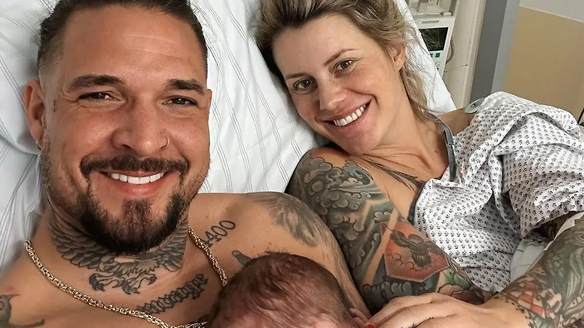 Zico Banach und Pia Tillmann mit ihrem kleinen Söhnchen Pepe Moe