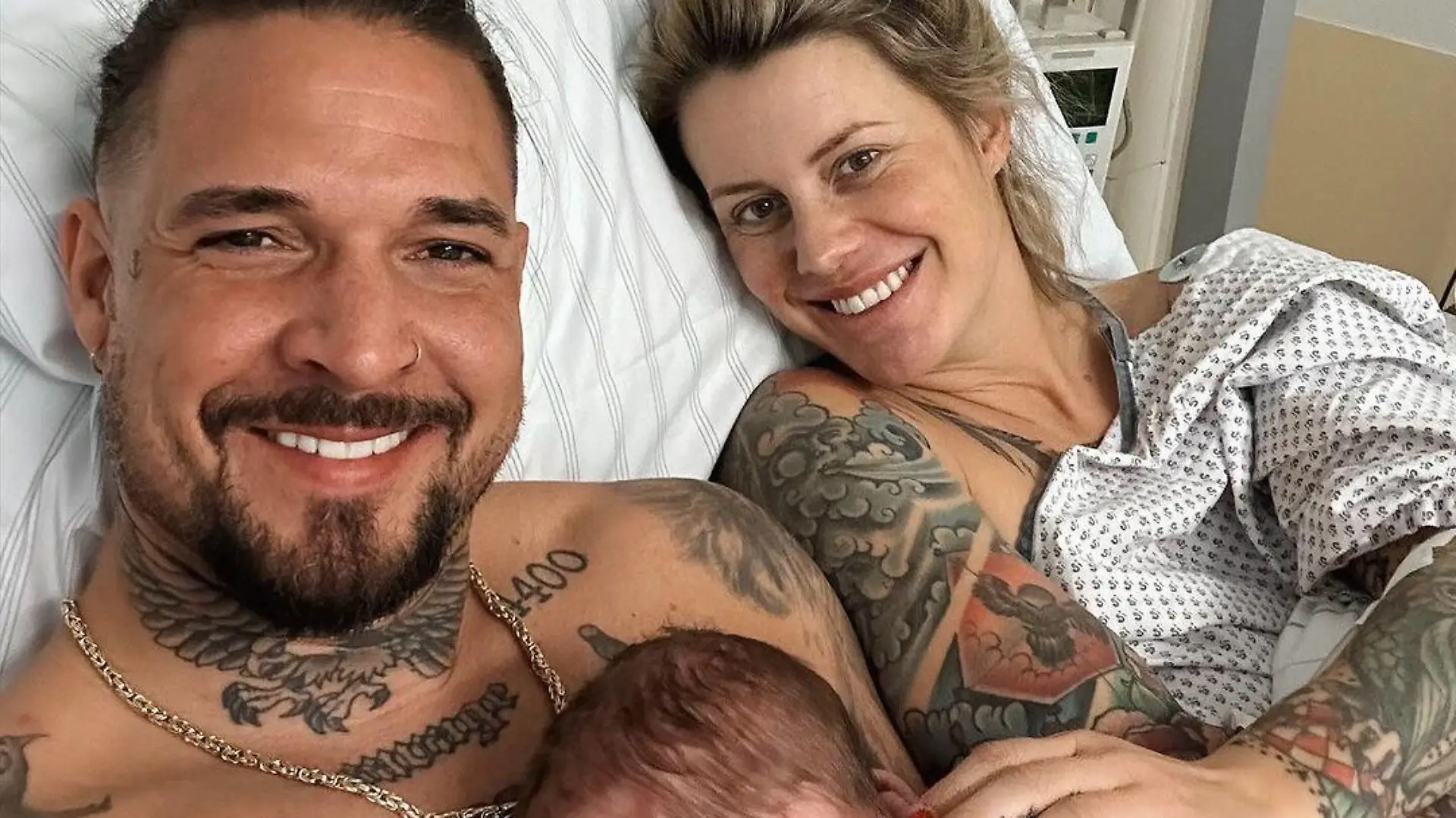 Zico Banach und Pia Tillmann mit ihrem kleinen Söhnchen Pepe Moe