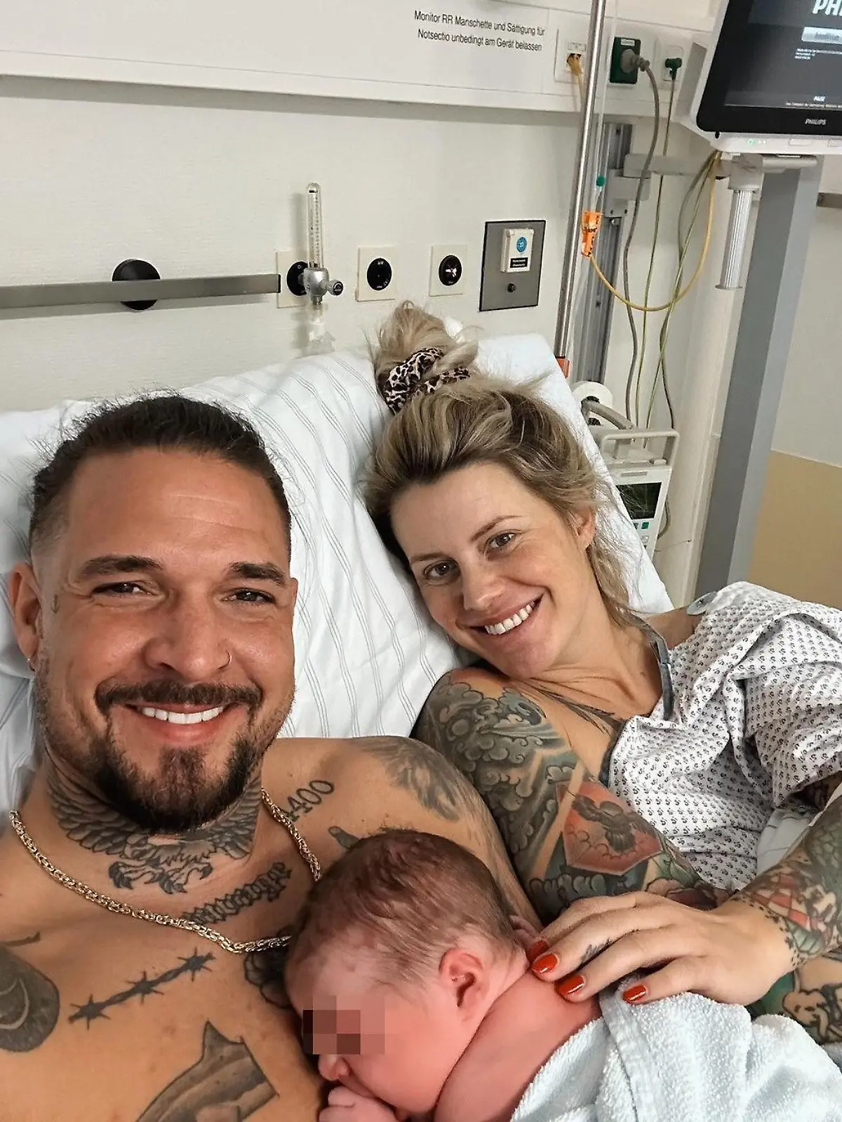 Zico Banach und Pia Tillmann mit ihrem kleinen Söhnchen Pepe Moe