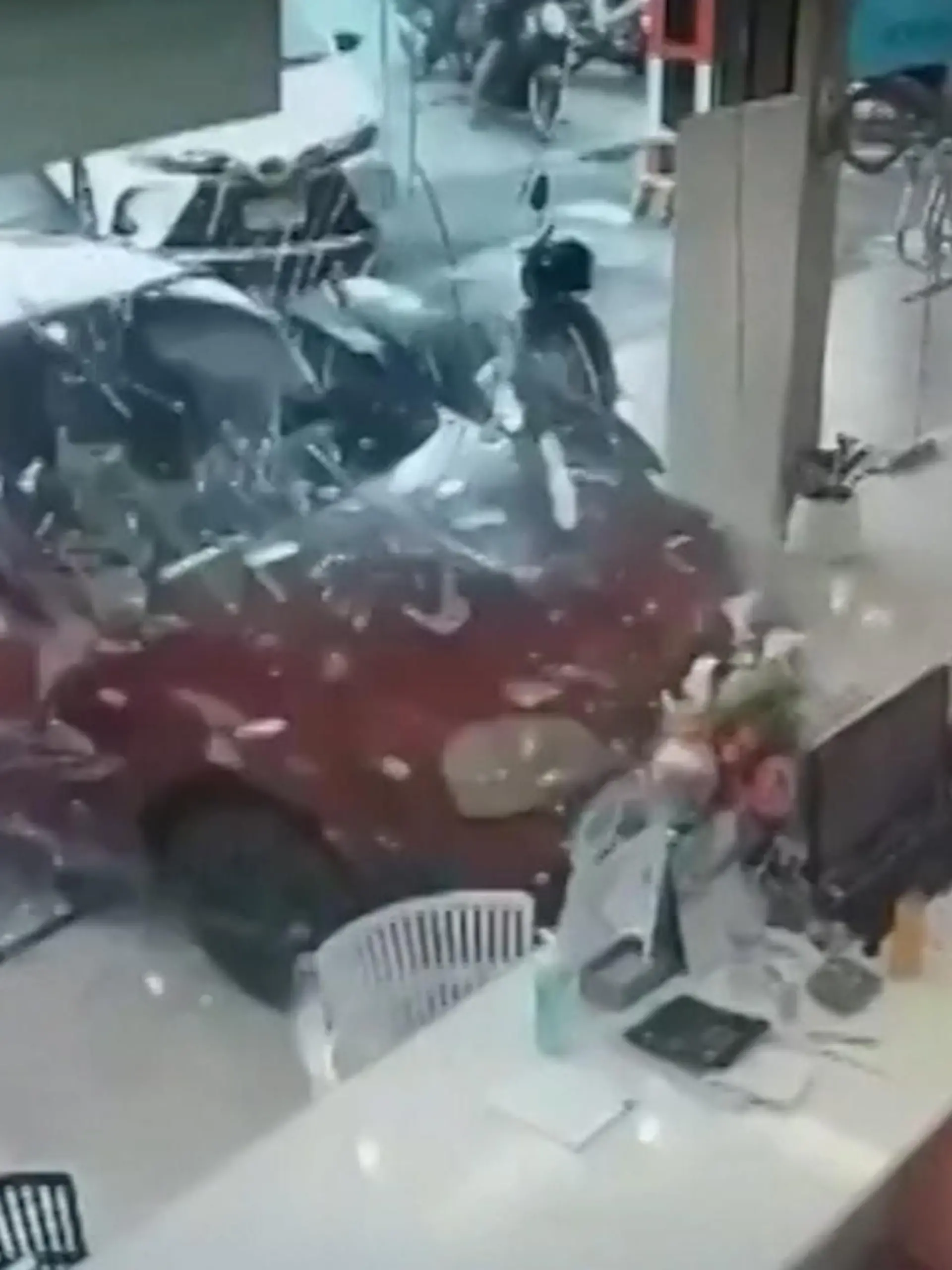 In der Provinz Lopburi in Thailand ahnen zwei Mitarbeiterinnen einer Schönheitsklinik nicht, dass ihnen an diesem Tag ein Drama bevorsteht. Denn während sie nichtsahnend ihrer Tätigkeit nachgehen, rast ein Auto plötzlich völlig unkontrolliert durch die Scheibe. Wie es zu dem Unfall kam und wie es den Frauen geht, erfahrt ihr im Video.