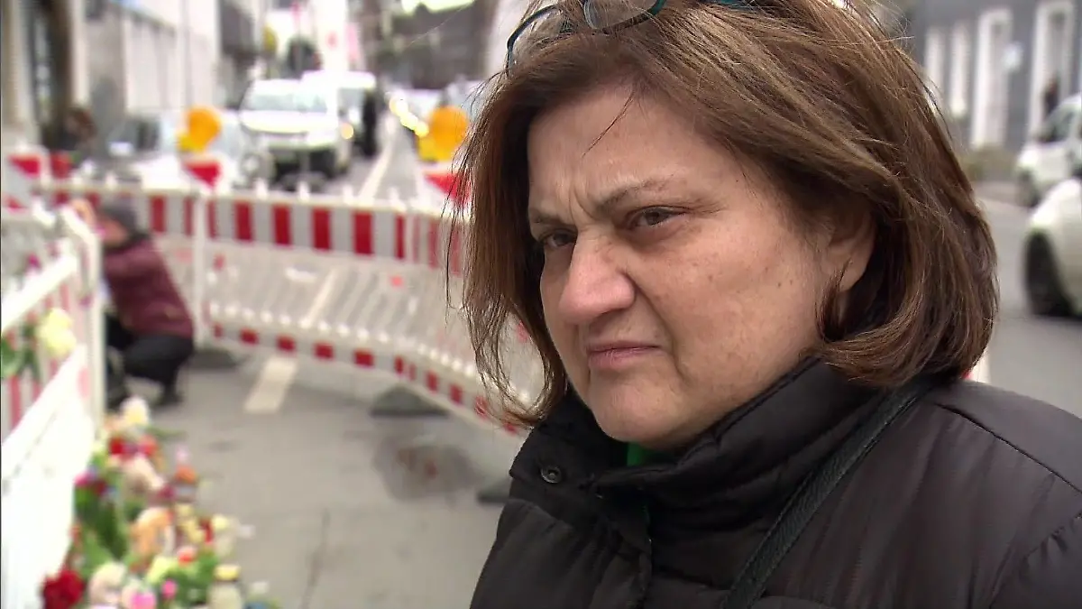 Despina Tyoumbikis war schon am Dienstag am Brandort, zündete Kerzen für die gestorbene Familie an.