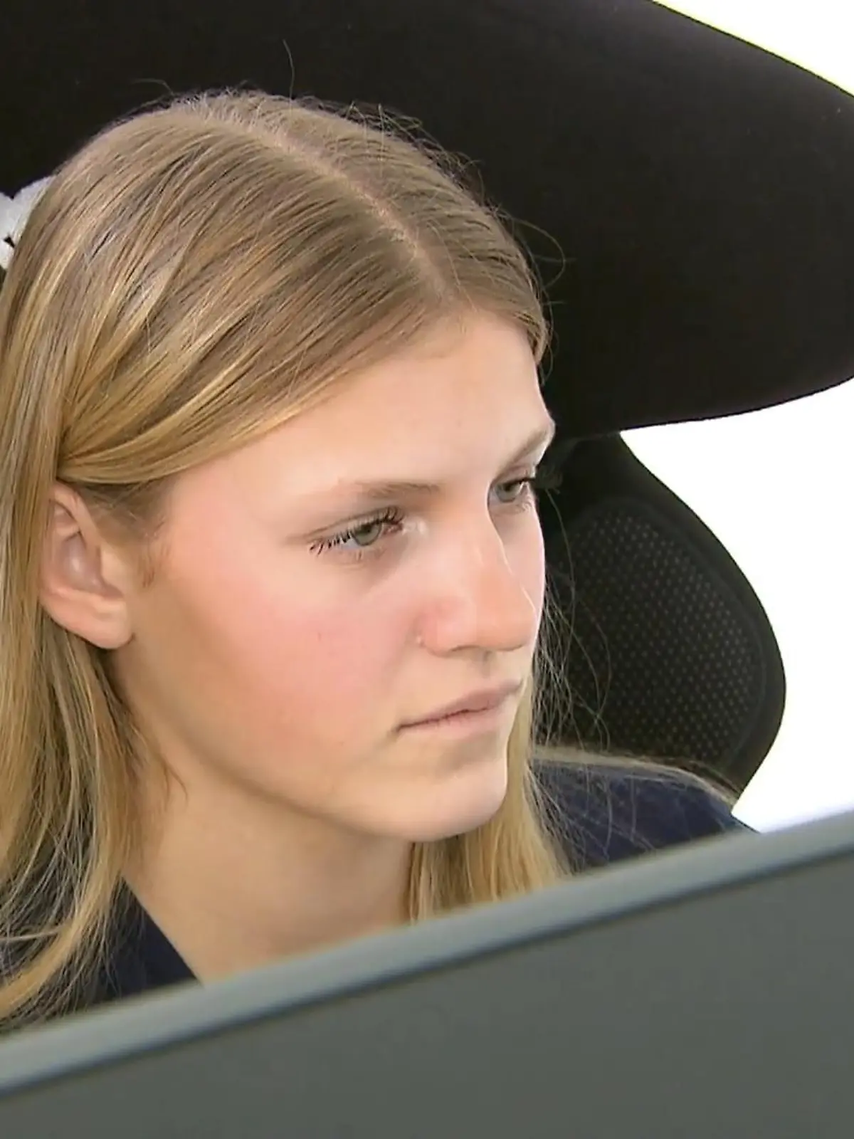 Die gerade einmal 15-jährige Mathilda Paatz jagt ihren großen Traum: Sie möchte unbedingt einen Startplatz in der Formel 1 ergattern. Als einziges Mädchen geht die Kölnerin aktuell in der Formel 4 an den Start. Bereits mit vier Jahren verliebt Paatz sich in den Motorsport, startet auf der Kartbahn und befindet sich seitdem auf der Überholspur.
