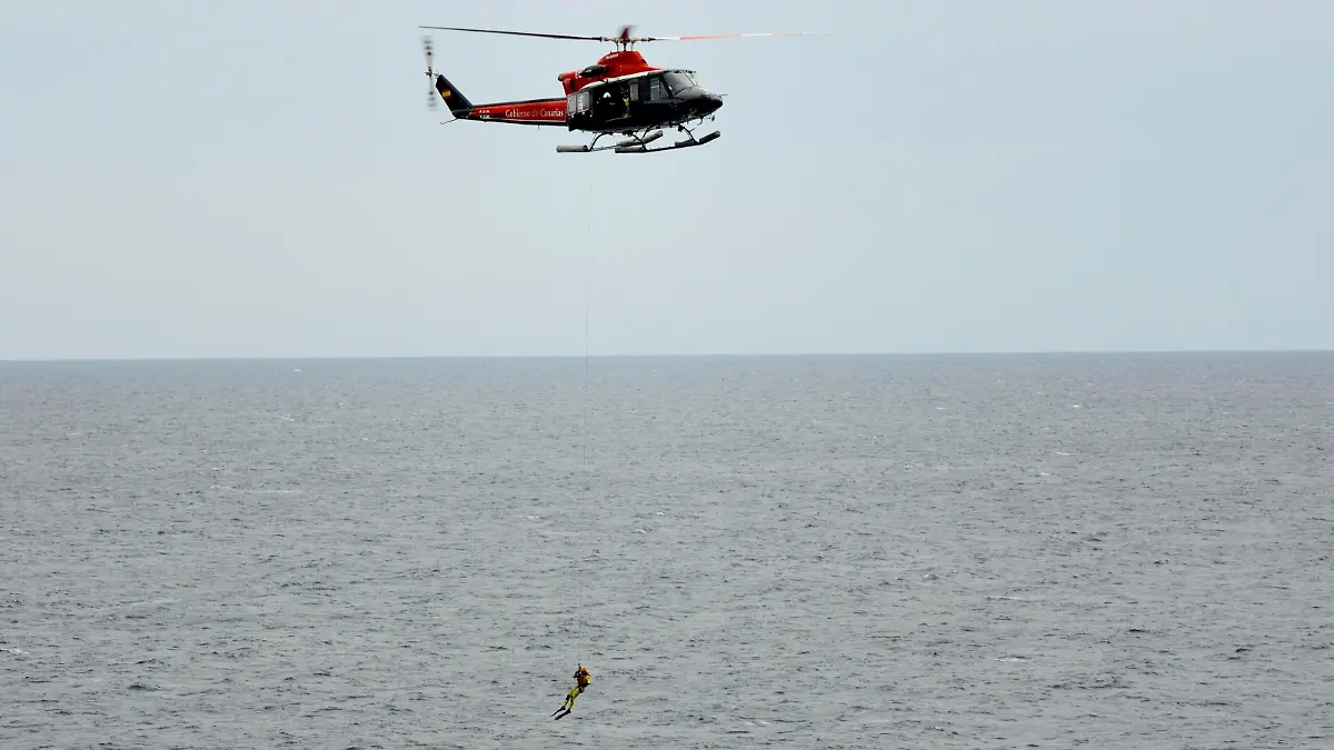 Seenot-Bergungsübung mit Froschmann an Seilwinde, Rettungshubschrauber-Staffel der kanarischen Regierung, Teneriffa, Spanien, Europa
