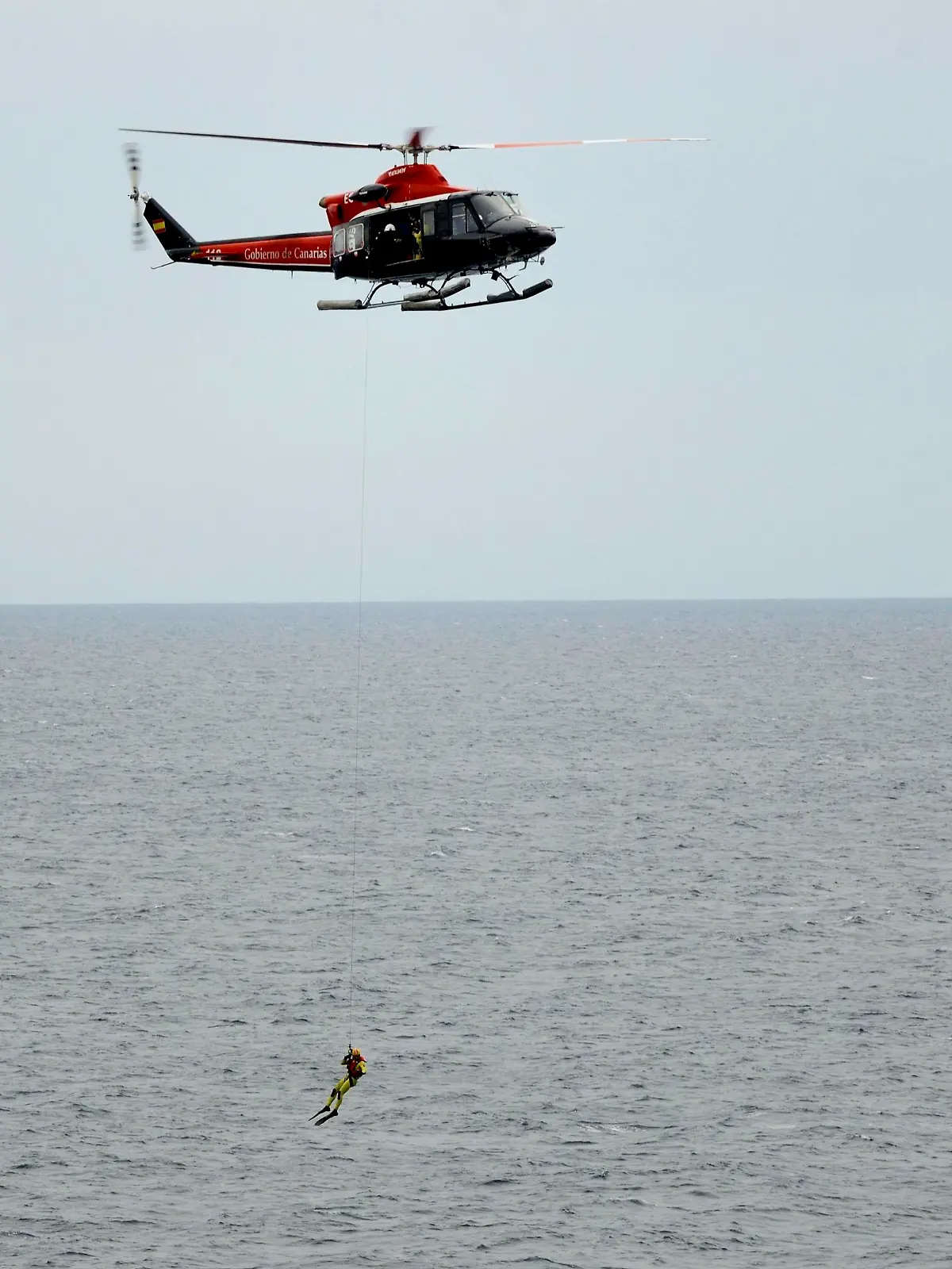 Seenot-Bergungsübung mit Froschmann an Seilwinde, Rettungshubschrauber-Staffel der kanarischen Regierung, Teneriffa, Spanien, Europa