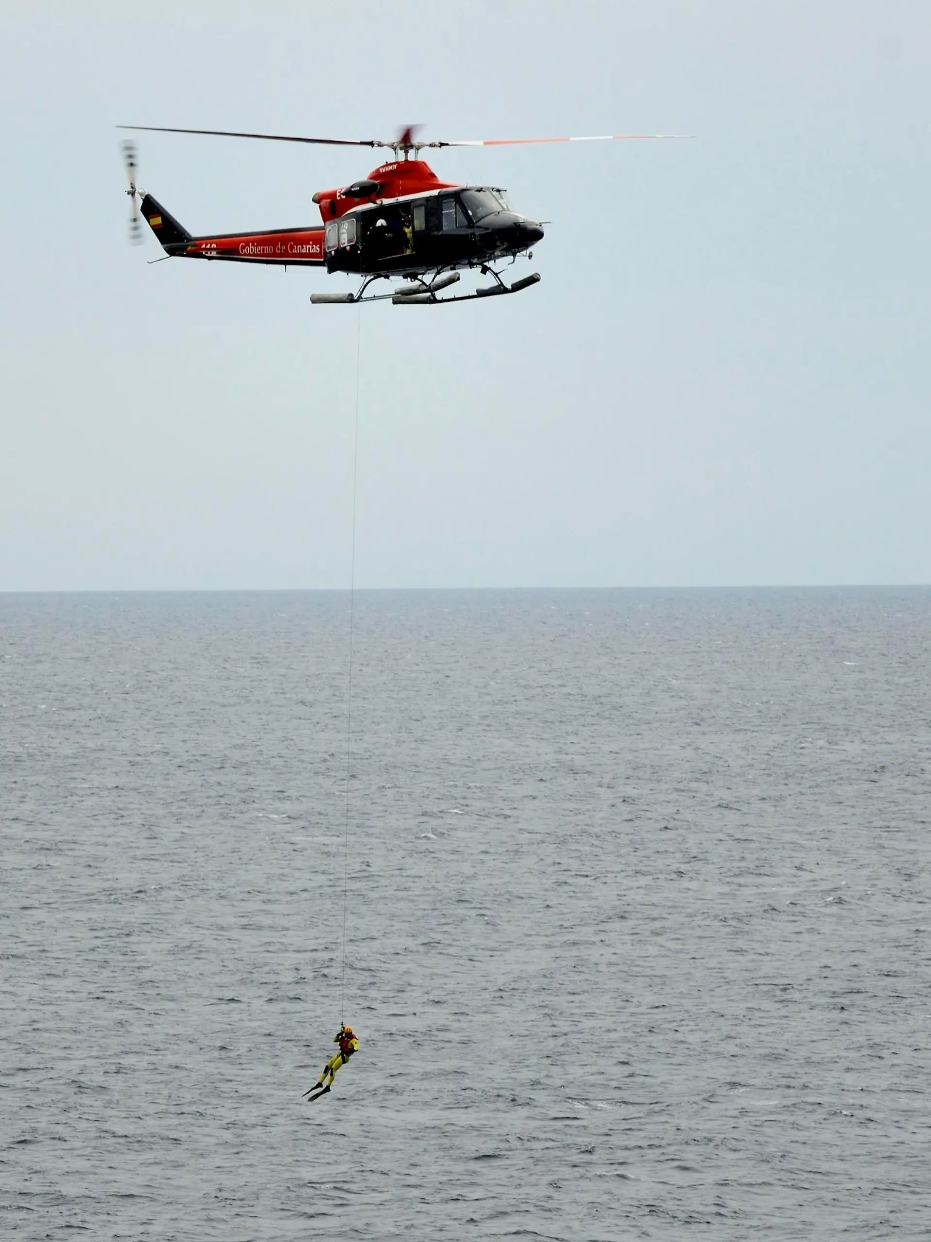 Seenot-Bergungsübung mit Froschmann an Seilwinde, Rettungshubschrauber-Staffel der kanarischen Regierung, Teneriffa, Spanien, Europa