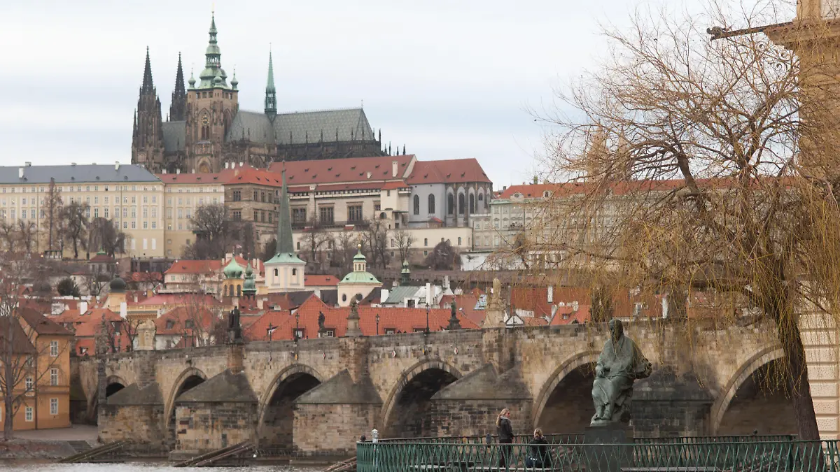 ARCHIV - 23.02.2024, Tschechien, Prag: Eine Statue (rechts unten im Bild) am Ufer der Moldau in Prag erinnert an den tschechischen Komponisten Bedrich (Friedrich) Smetana. In einer Prager Klinik kam es zu einer schwerwiegenden Verwechslung. (zu dpa: «Prager Krankenhaus führt irrtümlich Abtreibung durch») Foto: Michael Heitmann/dpa +++ dpa-Bildfunk +++