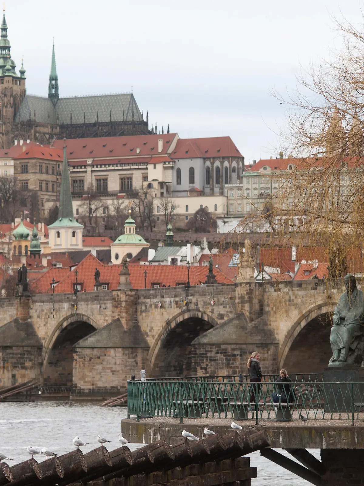 ARCHIV - 23.02.2024, Tschechien, Prag: Eine Statue (rechts unten im Bild) am Ufer der Moldau in Prag erinnert an den tschechischen Komponisten Bedrich (Friedrich) Smetana. In einer Prager Klinik kam es zu einer schwerwiegenden Verwechslung. (zu dpa: «Prager Krankenhaus führt irrtümlich Abtreibung durch») Foto: Michael Heitmann/dpa +++ dpa-Bildfunk +++