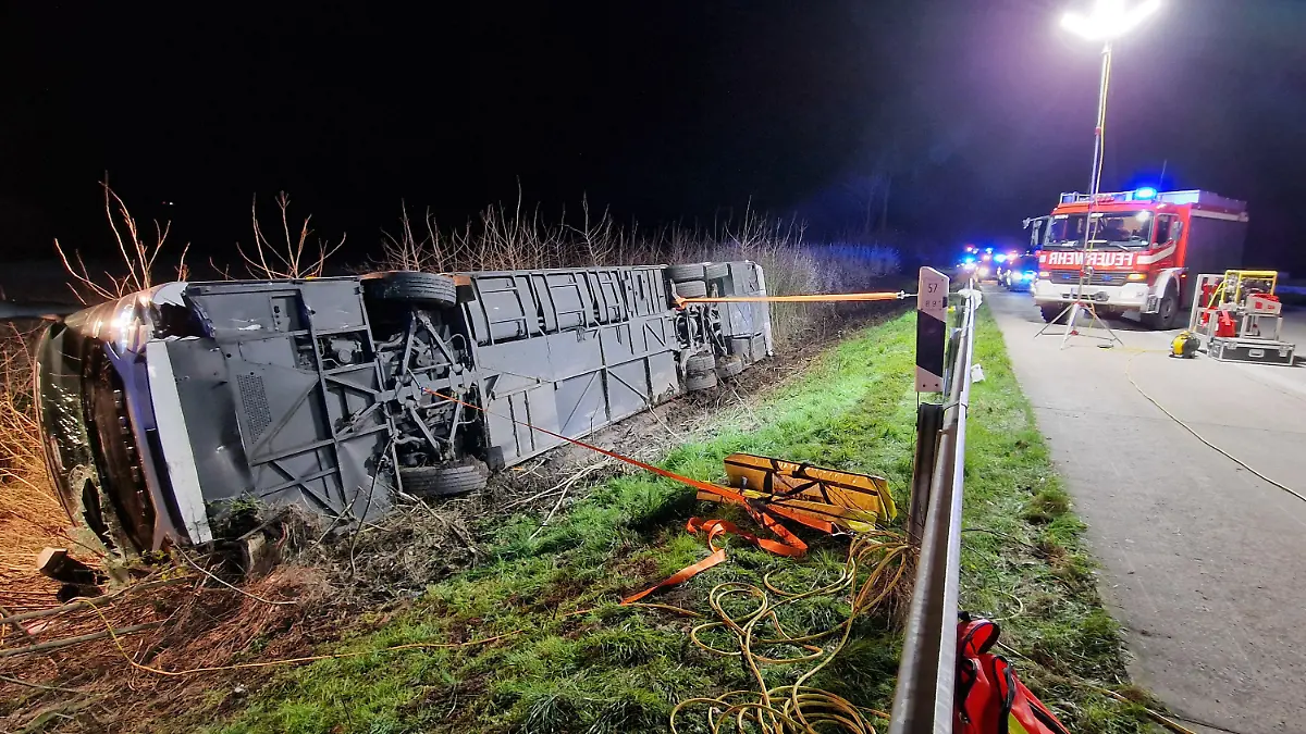 29.03.2024, Nordrhein-Westfalen, Werl: Ein Bus liegt nach einem Unfall auf der Seite an der Autobahn 44 (A44). Ein Reisebus mit rund 60 Fahrgästen ist auf der Autobahn 44 in Nordrhein-Westfalen von der Fahrbahn abgekommen und auf die Seite gestürzt. Es handele sich nach bisherigen Kenntnissen um einen Unfall ohne Beteiligung weiterer Fahrzeuge, die Ursache sei noch unklar, teilte die Polizei in der Nacht zum Freitag mit. Ob es bei dem Unglück nahe Werl Verletzte gab, war zunächst unklar. Die A44 wurde von den Ausfahrten Unna Ost bis Werl in Fahrtrichtung Kassel voll gesperrt. Neben der Feuerwehr war auch ein Rettungshubschrauber im Einsatz. Foto: M. Neumann/Blaulicht Unna/dpa +++ dpa-Bildfunk +++