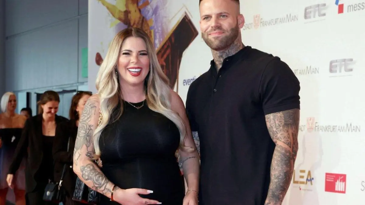 Jenny Frankhauser zeigt 1. Bild mit Baby 