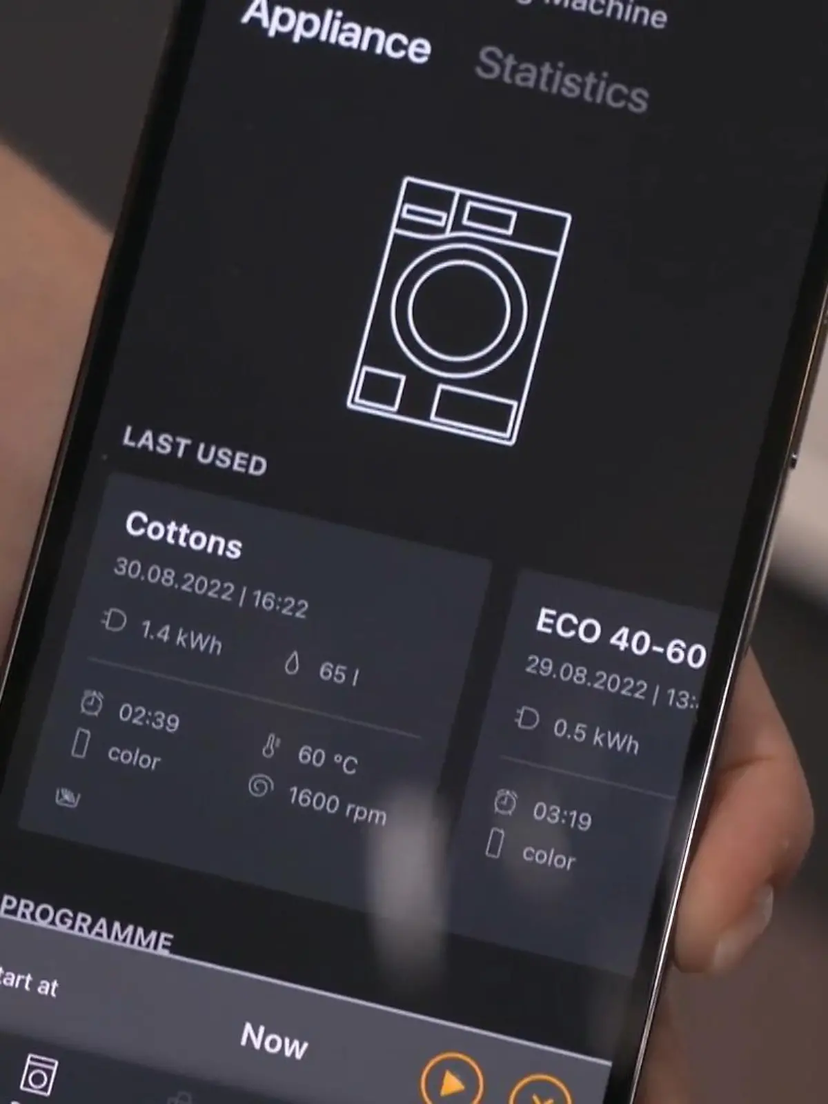 Ob Waschmaschine, Backofen oder Staubsauger, mittlerweile sind auch viele herkömmlichen Haushaltsgeräte vernetzt und über eine App oder Sprachfunktion zu steuern. Auf der IFA in Berlin, einer der größten Technologiemessen, präsentieren Hersteller ab Freitag ihre neuesten Erfindungen. Darunter sind auch viele smarte Produkte, die uns nicht nur den Haushalt erleichtern, sondern sogar dabei helfen, Energie zu sparen.