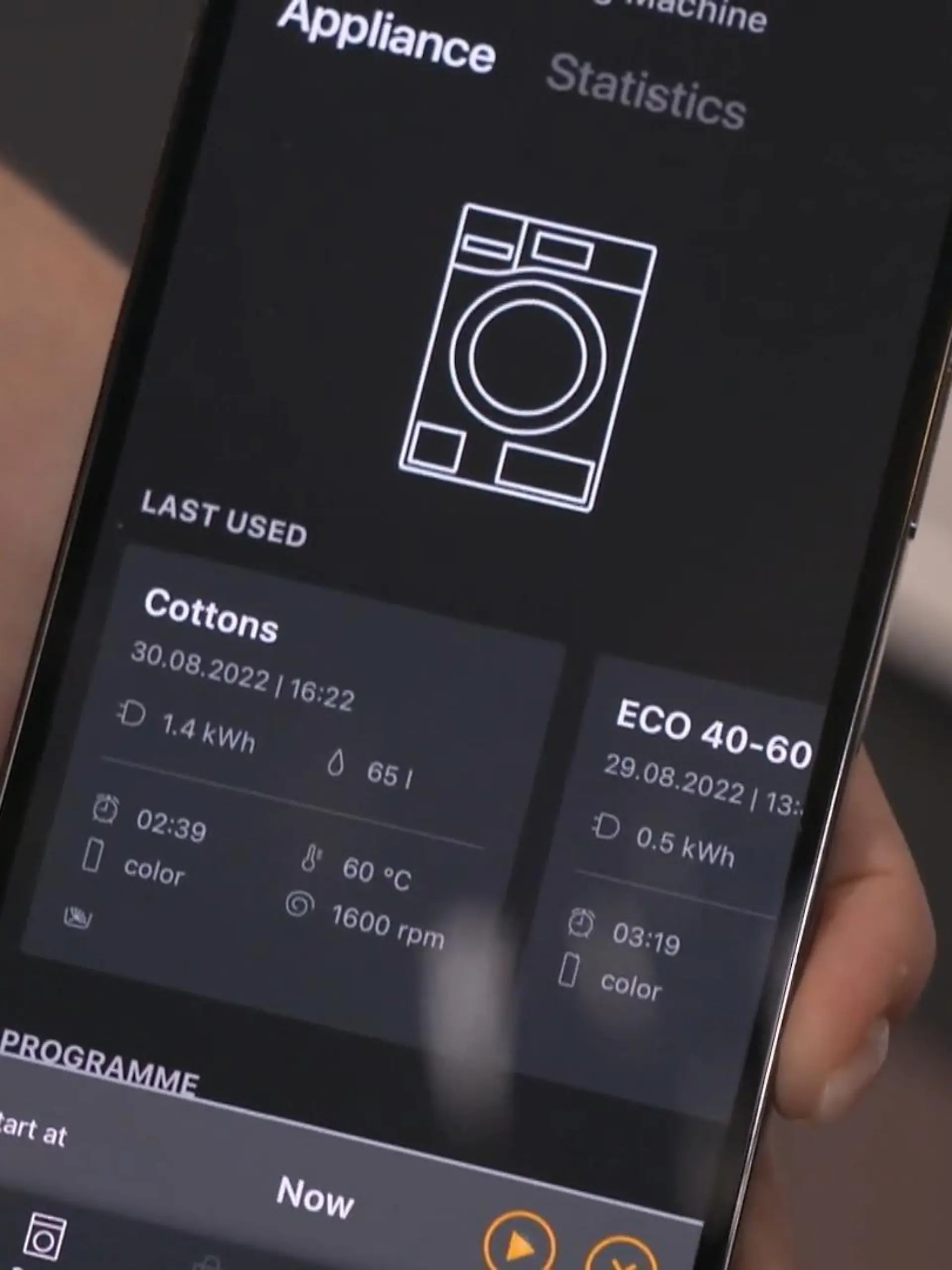 Ob Waschmaschine, Backofen oder Staubsauger, mittlerweile sind auch viele herkömmlichen Haushaltsgeräte vernetzt und über eine App oder Sprachfunktion zu steuern. Auf der IFA in Berlin, einer der größten Technologiemessen, präsentieren Hersteller ab Freitag ihre neuesten Erfindungen. Darunter sind auch viele smarte Produkte, die uns nicht nur den Haushalt erleichtern, sondern sogar dabei helfen, Energie zu sparen.