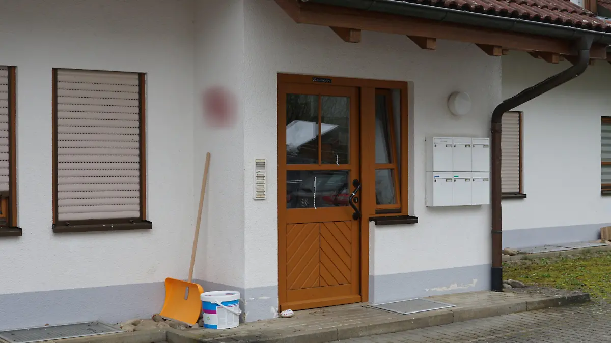 27.03.2024, Baden-Württemberg, Waldshut-Tiengen: Die Tür eines Hauses in Hohentengen steht offen. Ein 19-Jähriger soll im Kreis Waldshut an der Grenze zur Schweiz seine Eltern und seinen Bruder mit einem Messer getötet haben. Die Schwester des Mannes sei am Dienstagabend (26.04.2024) schwer verletzt worden, teilten Polizei und Staatsanwaltschaft am Mittwoch gemeinsam mit. Foto: David Pichler/dpa - ACHTUNG: Die Hausnummer und Namen an den Klingelschildern wurden aus rechtlichen Gründen gepixelt +++ dpa-Bildfunk +++