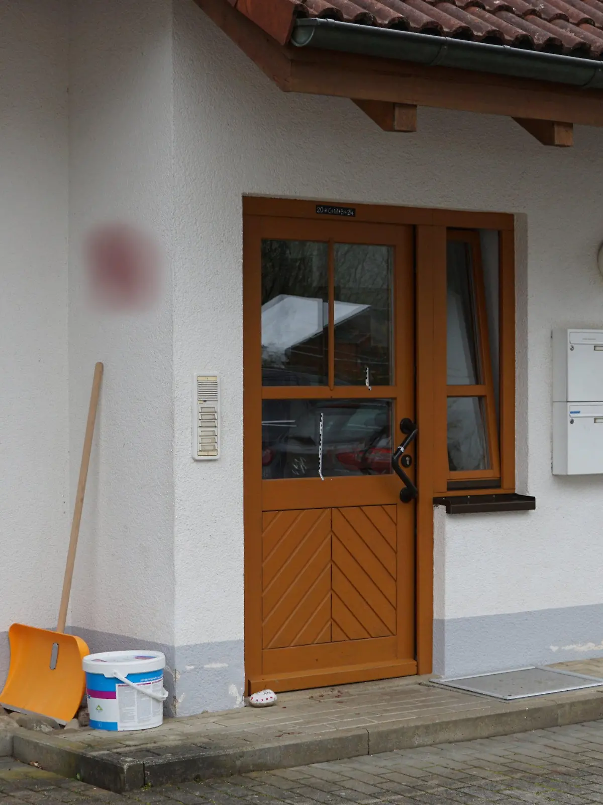 27.03.2024, Baden-Württemberg, Waldshut-Tiengen: Die Tür eines Hauses in Hohentengen steht offen. Ein 19-Jähriger soll im Kreis Waldshut an der Grenze zur Schweiz seine Eltern und seinen Bruder mit einem Messer getötet haben. Die Schwester des Mannes sei am Dienstagabend (26.04.2024) schwer verletzt worden, teilten Polizei und Staatsanwaltschaft am Mittwoch gemeinsam mit. Foto: David Pichler/dpa - ACHTUNG: Die Hausnummer und Namen an den Klingelschildern wurden aus rechtlichen Gründen gepixelt +++ dpa-Bildfunk +++