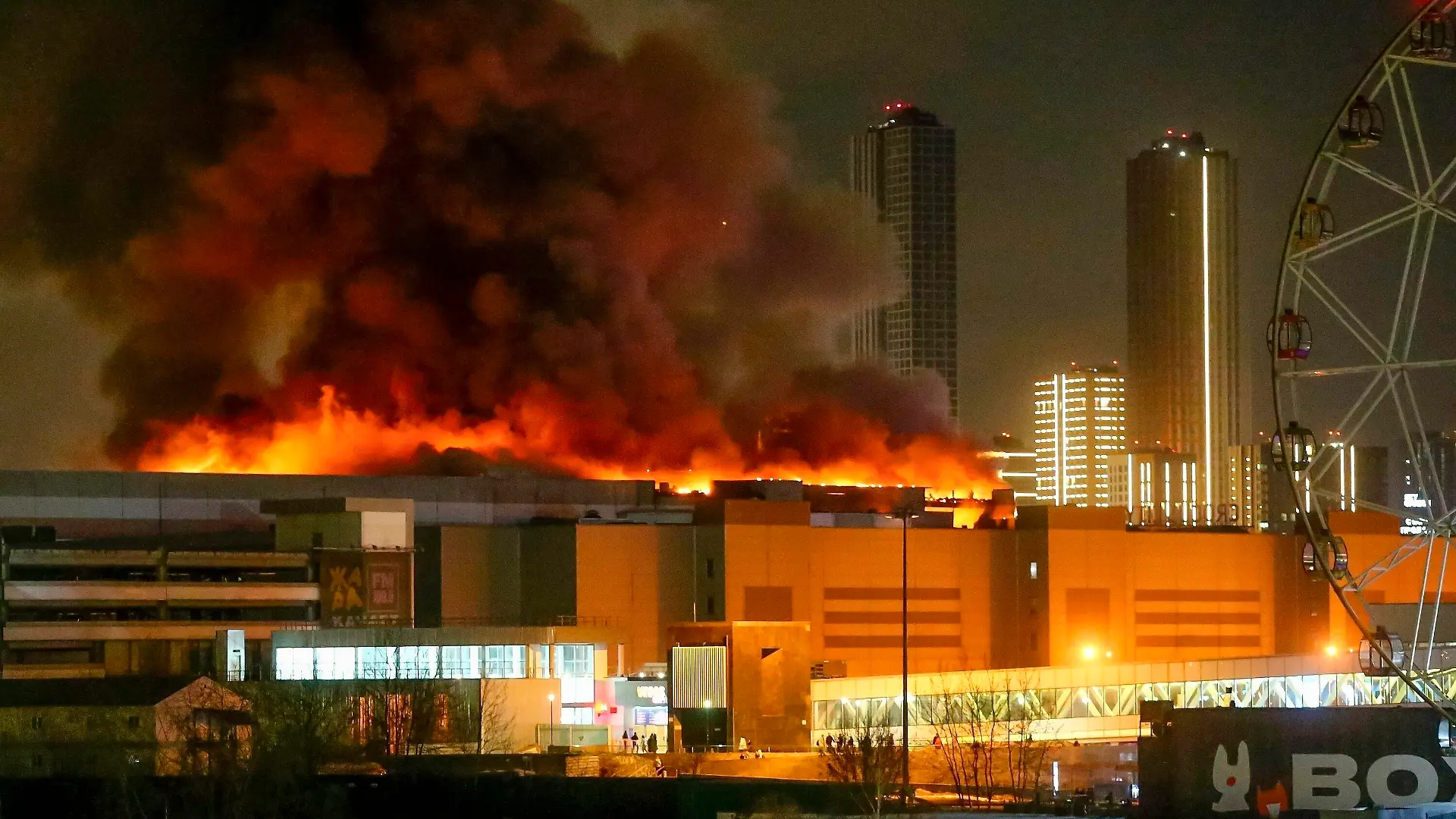 ARCHIV - 22.03.2024, Russland, Moskau: Ein massiver Brand ist am Freitag, 22.03.2024 über dem Crocus City Hall am westlichen Rand von Moskau zu sehen. Der Terroranschlag bei Moskau ist nach den Worten von Kremlchef Wladimir Putin von Islamisten ausgeführt worden. (zu dpa «Putin: Terroranschlag von Islamisten ausgeführt») Foto: Sergei Vedyashkin/Moscow News Agency/AP/dpa +++ dpa-Bildfunk +++