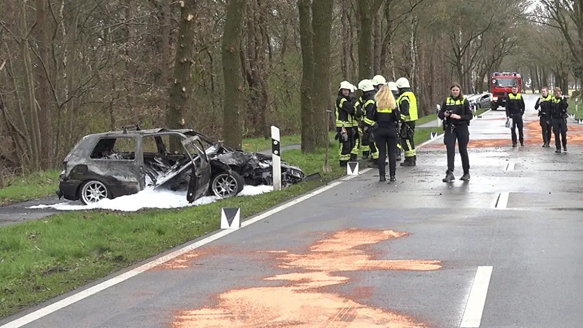 29.03.2024, Niedersachsen, Spahnharrenstätte: Nach einem schweren Unfall in Spahnharrenstätte in der Samtgemeinde Sögel im Landkreis Emsland stehen Einsatzkräfte an der Unfallstelle. Die Fahrerin und der Beifahrer des Autos schweben nach dem Crash in Lebensgefahr. Zwei Kinder wurden schwer verletzt. Der Wagen sei am Freitagvormittag (29.03.2024) ersten Erkenntnissen nach von der Straße abgekommen, sagte ein Polizeisprecher. Dort prallte er gegen einen Baum. Foto: -/NMW-TV/dpa +++ dpa-Bildfunk +++
