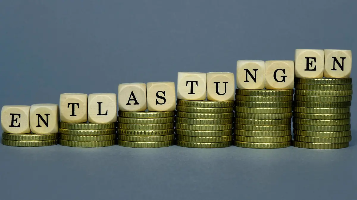 Geldstapel mit Entlastungen Geldstapel mit Entlastungen, 29.08.2022, Borkwalde, Brandenburg, Auf ansteigenden Geldstapeln befinden sich Buchstabenwürfel mit dem Schriftzug Entlastungen. *** Money stack with reliefs Money stack with reliefs, 29 08 2022, Borkwalde, Brandenburg, On rising money stacks are letter cubes with the lettering reliefs