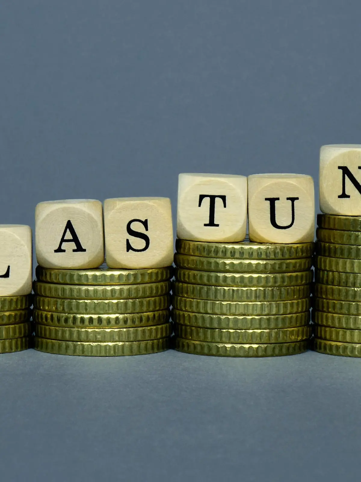Geldstapel mit Entlastungen Geldstapel mit Entlastungen, 29.08.2022, Borkwalde, Brandenburg, Auf ansteigenden Geldstapeln befinden sich Buchstabenwürfel mit dem Schriftzug Entlastungen. *** Money stack with reliefs Money stack with reliefs, 29 08 2022, Borkwalde, Brandenburg, On rising money stacks are letter cubes with the lettering reliefs 