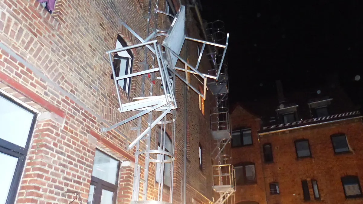 Herausgebrochenes Podest der Feuerleiter