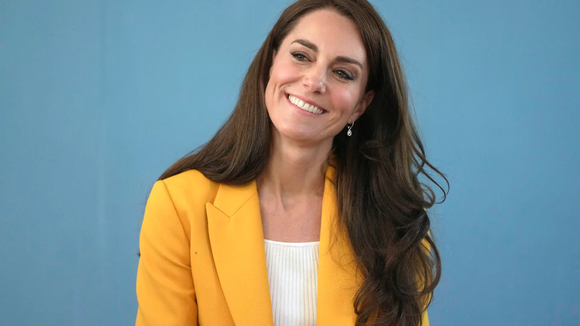 ARCHIV - 16.05.2023, Großbritannien, Bath: Kate, Prinzessin von Wales, lächelt, als sie am den Dame Kelly Holmes Trust besucht und sich mit einigen der jungen Menschen trifft, die von der Wohltätigkeitsorganisation unterstützt werden. Bei Prinzessin Kate ist nach ihrer Bauch-Operation Krebs diagnostiziert worden. Die Ehefrau des britischen Thronfolgers bekommt Chemotherapie, wie sie in einer am Freitag (22.03.2024) veröffentlichten Videobotschaft sagte. Foto: Kin Cheung/AP Pool/AP/dpa +++ dpa-Bildfunk +++