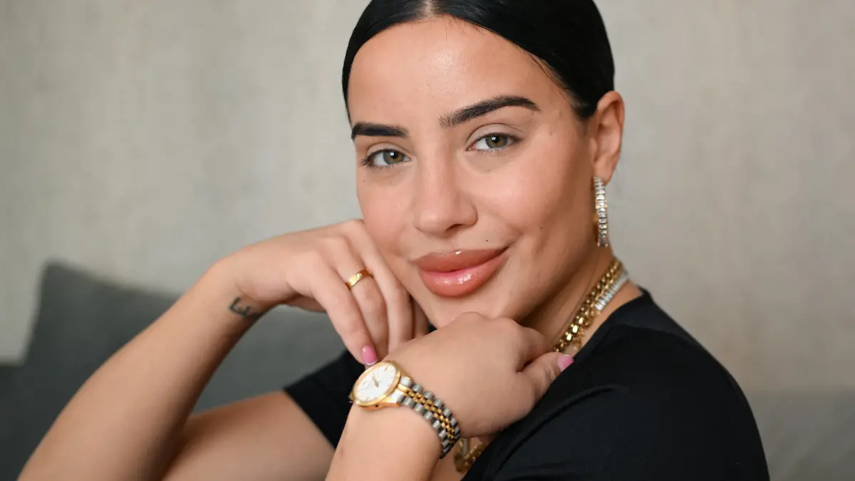 ARCHIV - 08.03.2024, Hessen, Frankfurt/Main: Leyla Lahouar, Reality-TV-Darstellerin und Influencerin, nimmt an einem Foto-Shooting teil. Die in Bad Homburg geborene Hessin war 2024 Teilnehmerin des RTL-Dschungelcamps, wo sie den zweiten Platz erreichte. 2023 war sie eine der Kandidatinnen der RTL-Show "Der Bachelor". 2022 nahm Lahouar an der Show "Ex on the Beach" teil. (zu dpa: «Dschungelcamper Mike Heiter und Leyla Lahouar sind ein Paar») Foto: Arne Dedert/dpa +++ dpa-Bildfunk +++