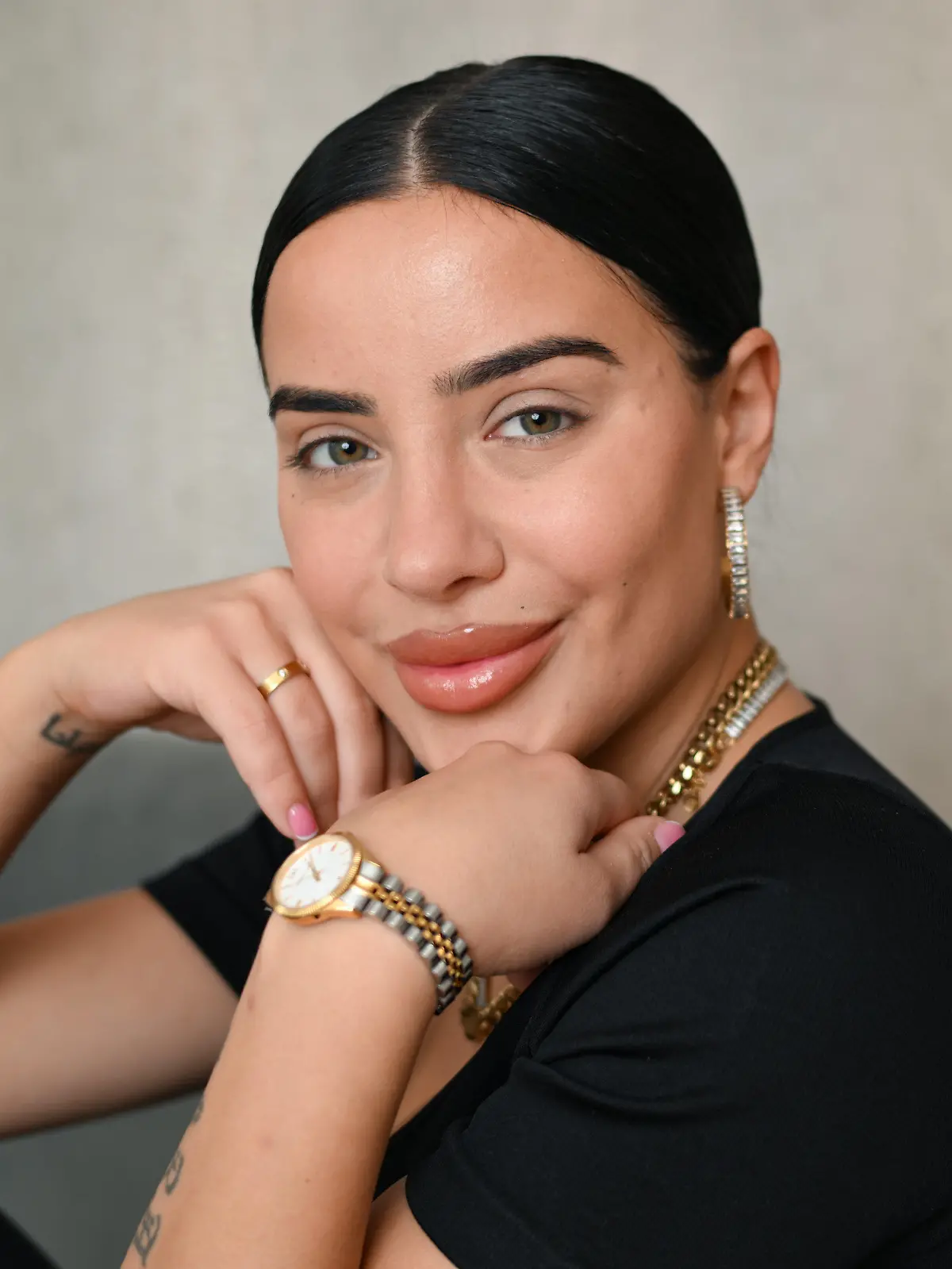 ARCHIV - 08.03.2024, Hessen, Frankfurt/Main: Leyla Lahouar, Reality-TV-Darstellerin und Influencerin, nimmt an einem Foto-Shooting teil. Die in Bad Homburg geborene Hessin war 2024 Teilnehmerin des RTL-Dschungelcamps, wo sie den zweiten Platz erreichte. 2023 war sie eine der Kandidatinnen der RTL-Show "Der Bachelor". 2022 nahm Lahouar an der Show "Ex on the Beach" teil. (zu dpa: «Dschungelcamper Mike Heiter und Leyla Lahouar sind ein Paar») Foto: Arne Dedert/dpa +++ dpa-Bildfunk +++