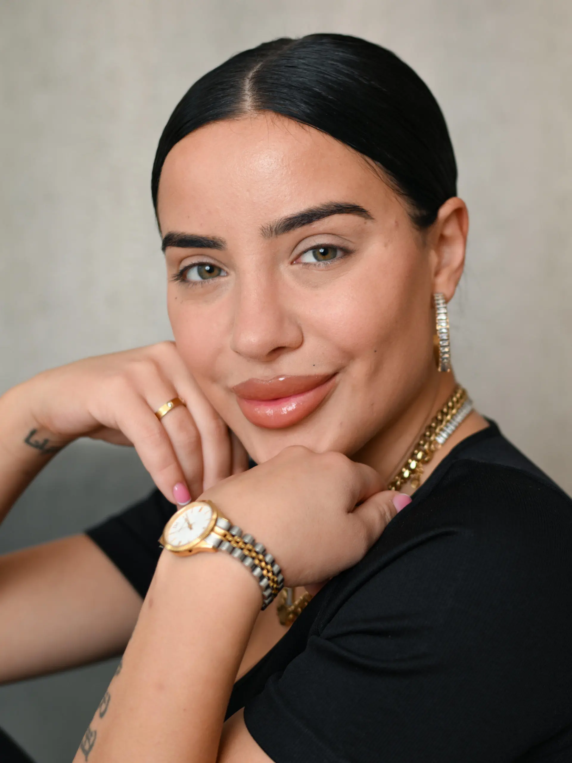 ARCHIV - 08.03.2024, Hessen, Frankfurt/Main: Leyla Lahouar, Reality-TV-Darstellerin und Influencerin, nimmt an einem Foto-Shooting teil. Die in Bad Homburg geborene Hessin war 2024 Teilnehmerin des RTL-Dschungelcamps, wo sie den zweiten Platz erreichte. 2023 war sie eine der Kandidatinnen der RTL-Show "Der Bachelor". 2022 nahm Lahouar an der Show "Ex on the Beach" teil. (zu dpa: «Dschungelcamper Mike Heiter und Leyla Lahouar sind ein Paar») Foto: Arne Dedert/dpa +++ dpa-Bildfunk +++