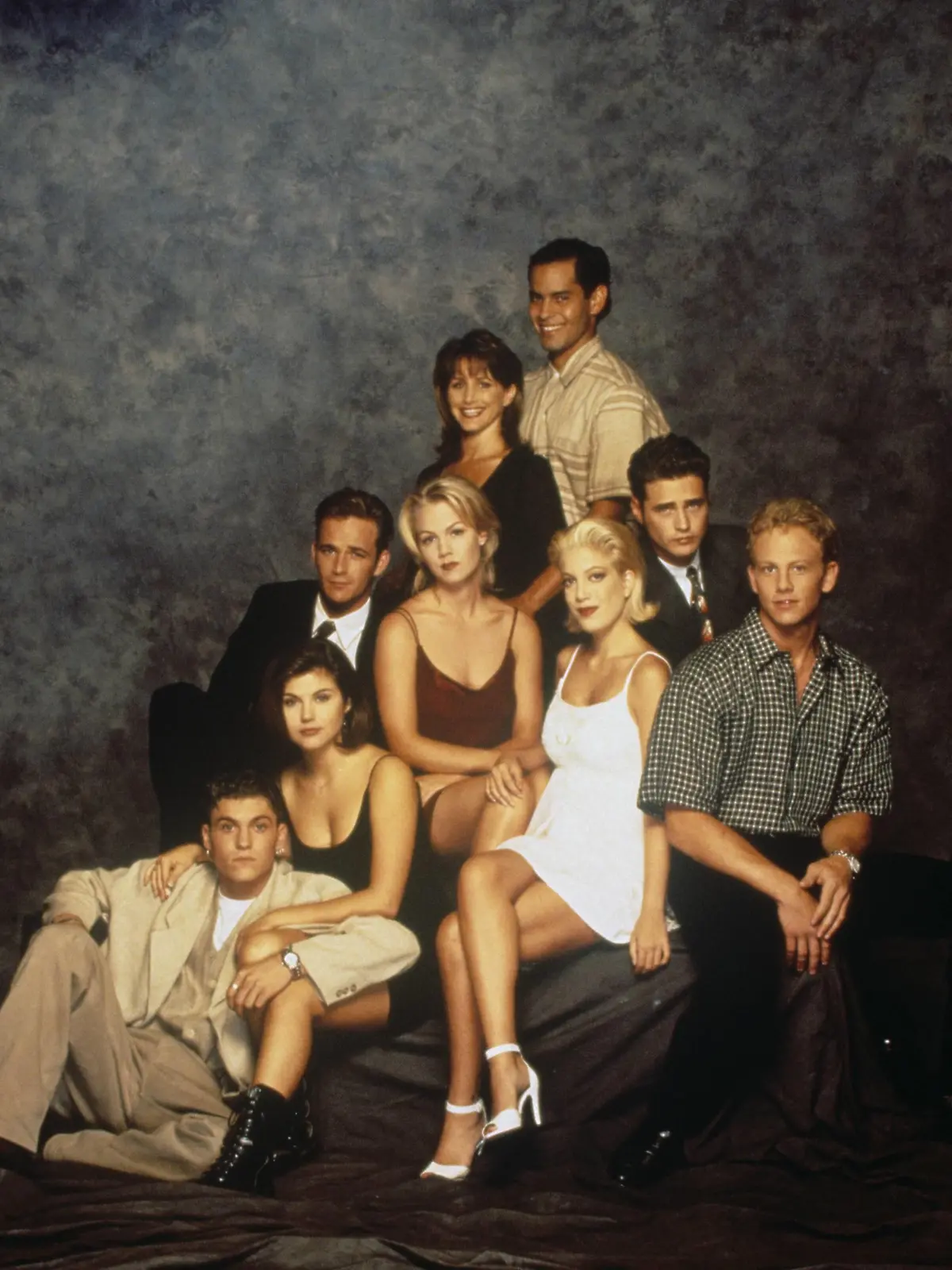 Film Still from Beverly Hills, 90210 Brian Austin Green, Tiffani Thiessen, Luke Perry, Gabrielle Carteris, Mark D. Espinoza, Jennie Garth, Tori Spelling, Jason Priestley, Ian Ziering 1994 Photo Credit: Dana Fineman PUBLICATIONxINxGERxSUIxAUTxONLY 31129416  
