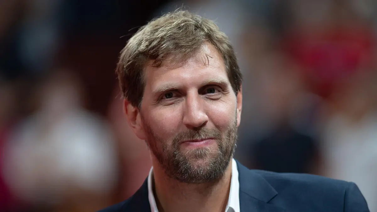 ARCHIV - 01.09.2019, China, Shenzhen: Basketball: WM, Frankreich - Deutschland, Vorrunde, Gruppe G, 1. Spieltag im Shenzhen Bay Sports Center. Dirk Nowitzki, ehemaliger Basketballspieler und WM-Botschafter, steht im Shenzhen Bay Sports Center. (zu dpa «Nowitzki in Corona-Krise: Zum Glück «einen Garten mit Trampolin»» am 30.04.2020) Foto: Swen Pförtner/dpa +++ dpa-Bildfunk +++