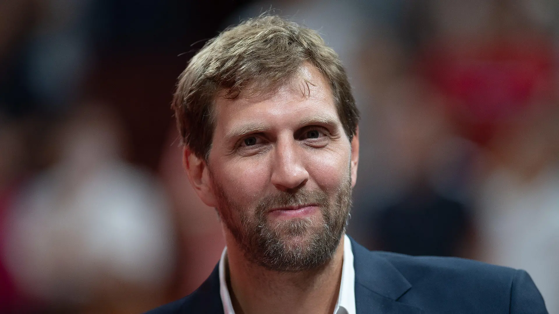 ARCHIV - 01.09.2019, China, Shenzhen: Basketball: WM, Frankreich - Deutschland, Vorrunde, Gruppe G, 1. Spieltag im Shenzhen Bay Sports Center. Dirk Nowitzki, ehemaliger Basketballspieler und WM-Botschafter, steht im Shenzhen Bay Sports Center. (zu dpa «Nowitzki in Corona-Krise: Zum Glück «einen Garten mit Trampolin»» am 30.04.2020) Foto: Swen Pförtner/dpa +++ dpa-Bildfunk +++