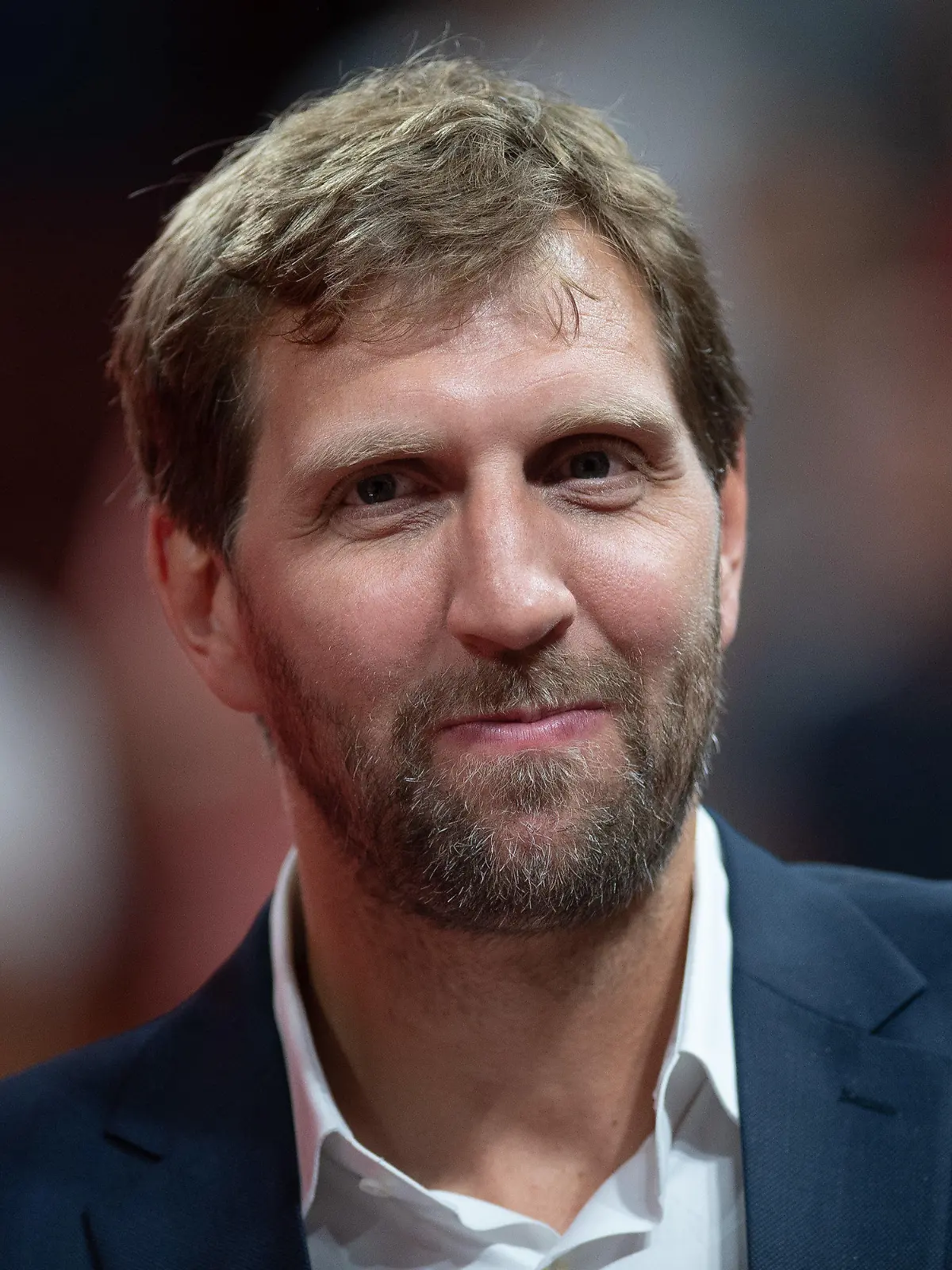 ARCHIV - 01.09.2019, China, Shenzhen: Basketball: WM, Frankreich - Deutschland, Vorrunde, Gruppe G, 1. Spieltag im Shenzhen Bay Sports Center. Dirk Nowitzki, ehemaliger Basketballspieler und WM-Botschafter, steht im Shenzhen Bay Sports Center. (zu dpa «Nowitzki in Corona-Krise: Zum Glück «einen Garten mit Trampolin»» am 30.04.2020) Foto: Swen Pförtner/dpa +++ dpa-Bildfunk +++
