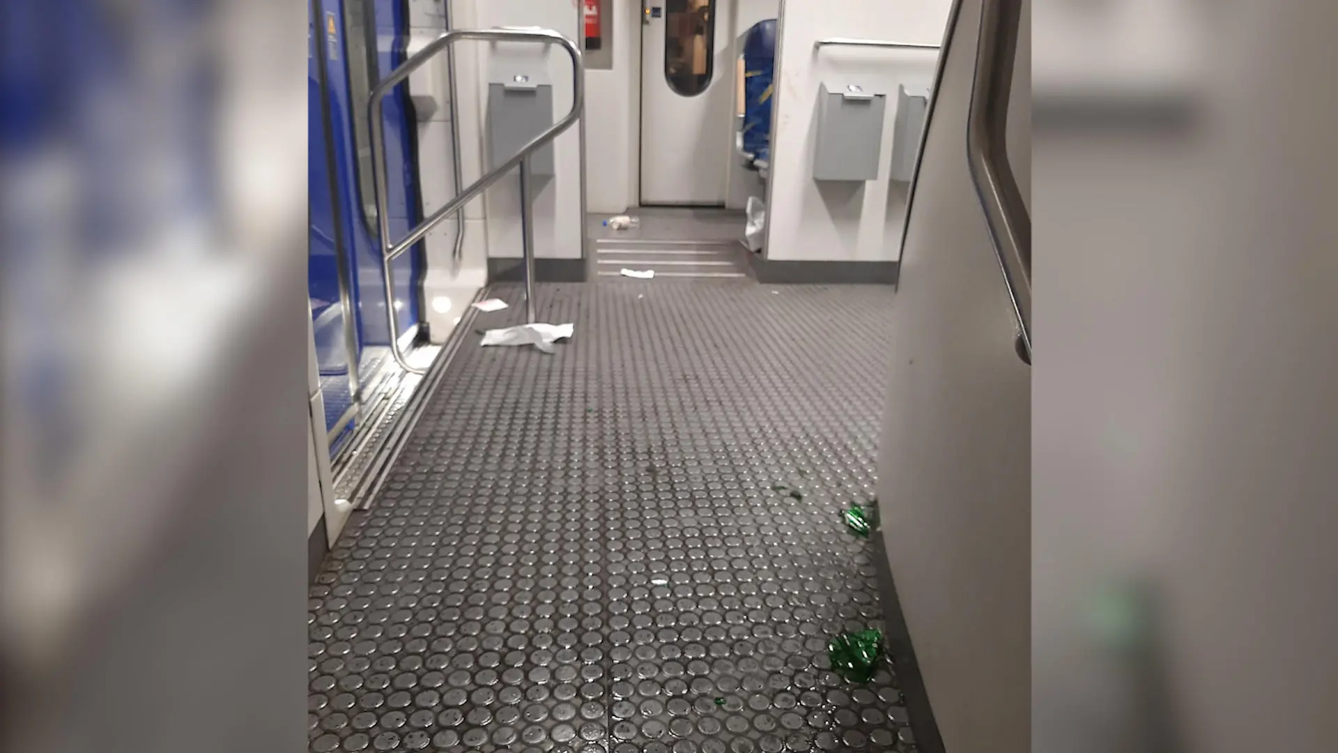 Männer greifen Mutter im Zug an.