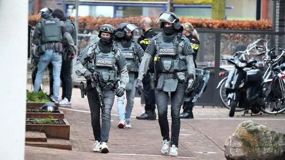 dpatopbilder - 30.03.2024, Niederlande, Ede: Einsatzkräfte der Polizei sind aufgrund eines Vorfalls im Zentrum von Ede im Einsatz. Die Polizei ruft die Menschen dazu auf, sich vom Stadtzentrum fernzuhalten. In einem Café der niederländischen Stadt Ede bei Utrecht sind am Samstag mehrere Menschen als Geiseln genommen worden. Foto: ANP/dpa +++ dpa-Bildfunk +++