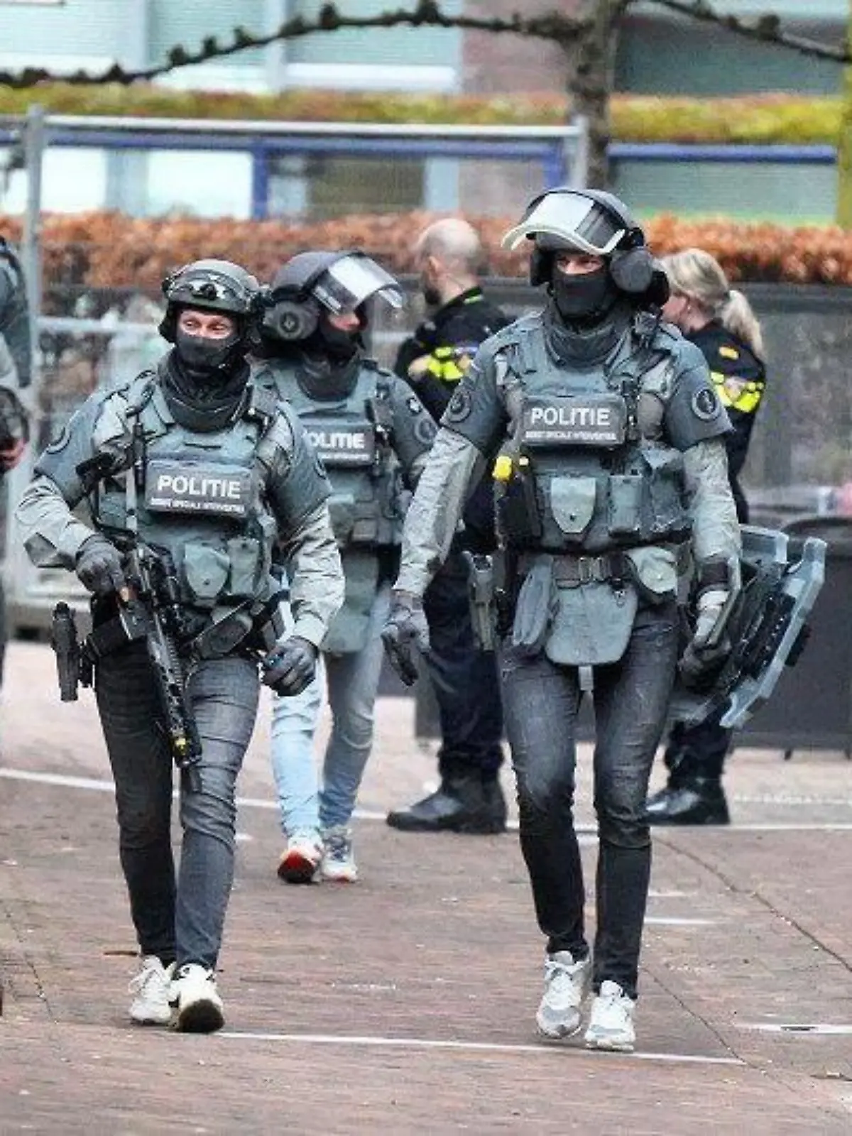dpatopbilder - 30.03.2024, Niederlande, Ede: Einsatzkräfte der Polizei sind aufgrund eines Vorfalls im Zentrum von Ede im Einsatz. Die Polizei ruft die Menschen dazu auf, sich vom Stadtzentrum fernzuhalten. In einem Café der niederländischen Stadt Ede bei Utrecht sind am Samstag mehrere Menschen als Geiseln genommen worden. Foto: ANP/dpa +++ dpa-Bildfunk +++
