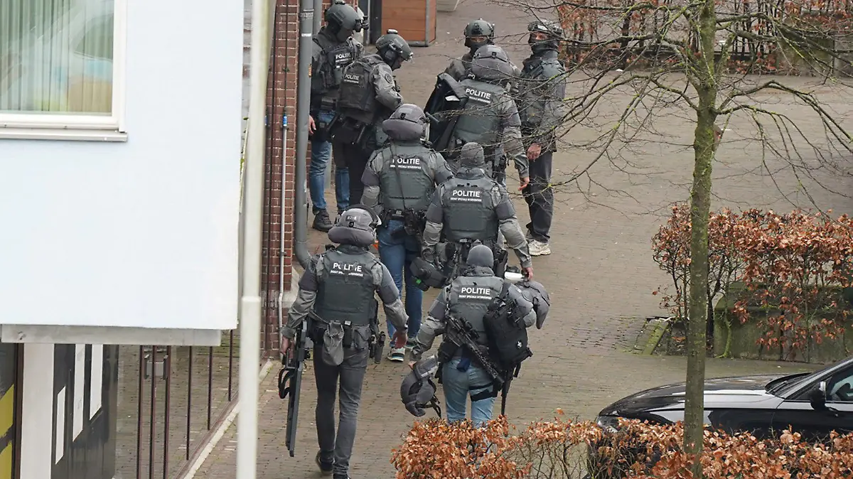 30.03.2024, Niederlande, Ede: Einsatzkräfte der Polizei und Rettungsdienste sind aufgrund eines Vorfalls im Zentrum von Ede präsent. Die Polizei ruft die Menschen dazu auf, sich vom Stadtzentrum fernzuhalten. Foto: ANP/dpa +++ dpa-Bildfunk +++