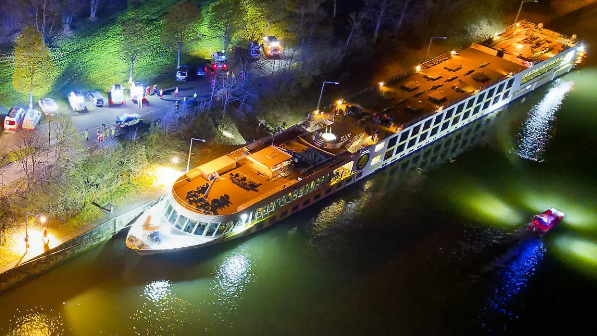 29.03.2024, Österreich, Aschach An Der Donau: Ein bulgarisches Kreuzfahrtschiff ist in der Nacht in Aschach an der Donau (Bezirk Eferding) im Schleusenbereich gegen eine Betonmauer geprallt (Luftaufnahme). 17 der rund 160 Passagiere wurden dabei verletzt. Das Schiff war von Bayern Richtung Linz unterwegs, als es offensichtlich kurzzeitig manövrierunfähig war. Recrop. Foto: Team Fotokerschi / Martin Schari/APA/dpa +++ dpa-Bildfunk +++