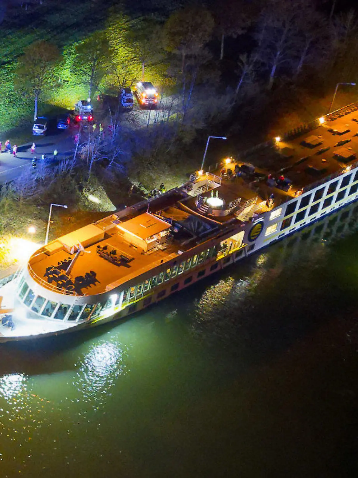 29.03.2024, Österreich, Aschach An Der Donau: Ein bulgarisches Kreuzfahrtschiff ist in der Nacht in Aschach an der Donau (Bezirk Eferding) im Schleusenbereich gegen eine Betonmauer geprallt (Luftaufnahme). 17 der rund 160 Passagiere wurden dabei verletzt. Das Schiff war von Bayern Richtung Linz unterwegs, als es offensichtlich kurzzeitig manövrierunfähig war. Recrop. Foto: Team Fotokerschi / Martin Schari/APA/dpa +++ dpa-Bildfunk +++