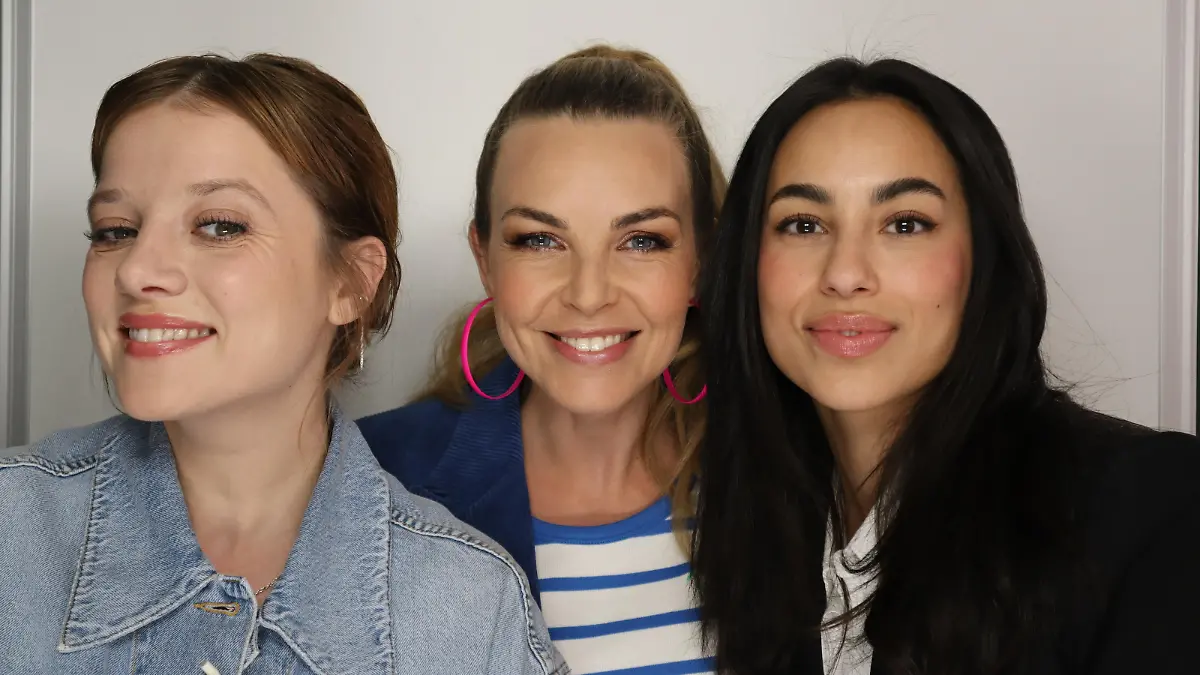 Jella Haase und Gizem Emre mit Gala-Moderatorin Annika Lau