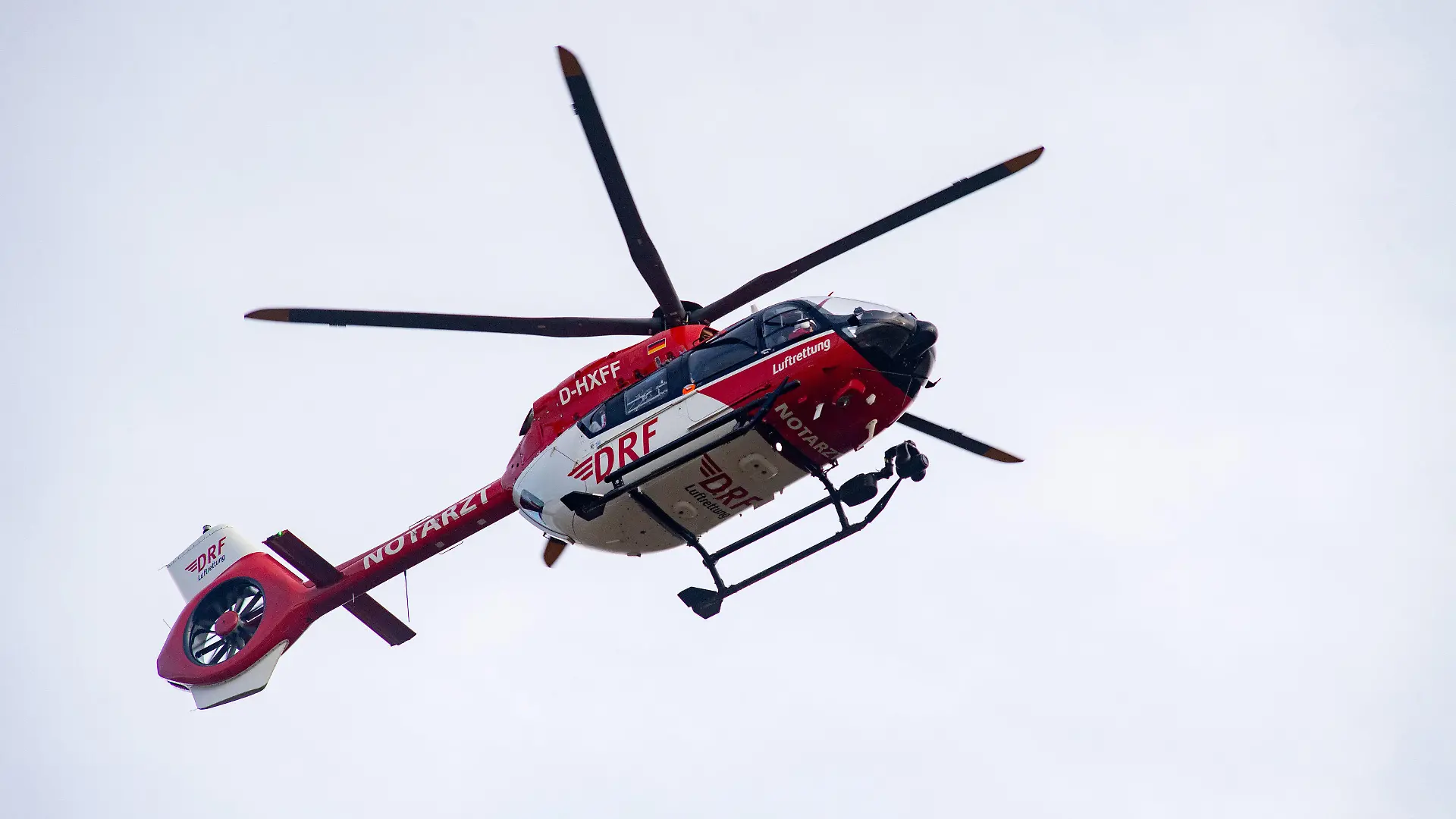 ARCHIV - 10.11.2023, Mecklenburg-Vorpommern, Greifswald: Ein Rettungshubschrauber fliegt zur Notaufnahme einer Klinik. (zu dpa: «Fahrer unter Alkoholeinfluss: Auto kommt von Fahrbahn ab») Foto: Stefan Sauer/dpa +++ dpa-Bildfunk +++