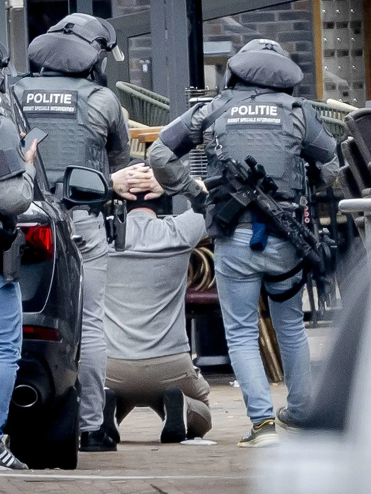 EDE - A man is arrested by the DSI in front of a cafe in Ede. A hostage situation is underway in the center of Ede. ANP REMKO DE WAAL netherlands out - belgium out PUBLICATIONxINxGERxSUIxAUTxONLY Copyright: xx x494826731x originalFilename: 494826731.jpg