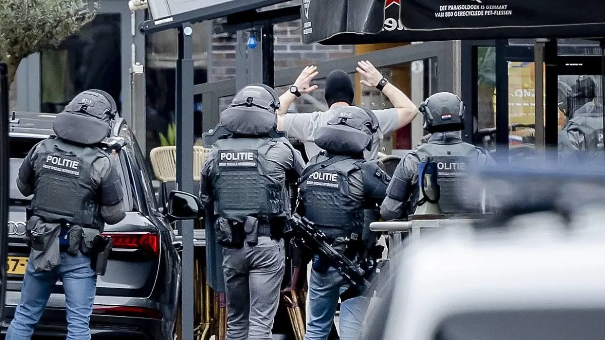 EDE - A man is arrested by the DSI in front of a cafe in Ede. A hostage situation is underway in the center of Ede. ANP REMKO DE WAAL netherlands out - belgium out PUBLICATIONxINxGERxSUIxAUTxONLY Copyright: xx x494826748x originalFilename: 494826748.jpg