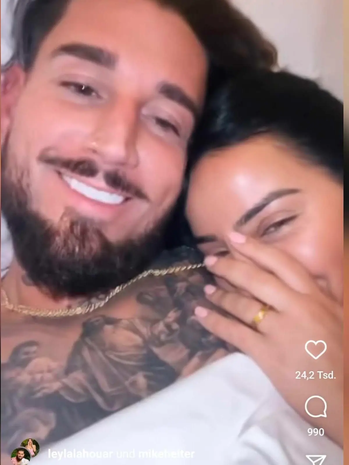 Mike Heiter und Leyla Lahouar zusammen im Bett