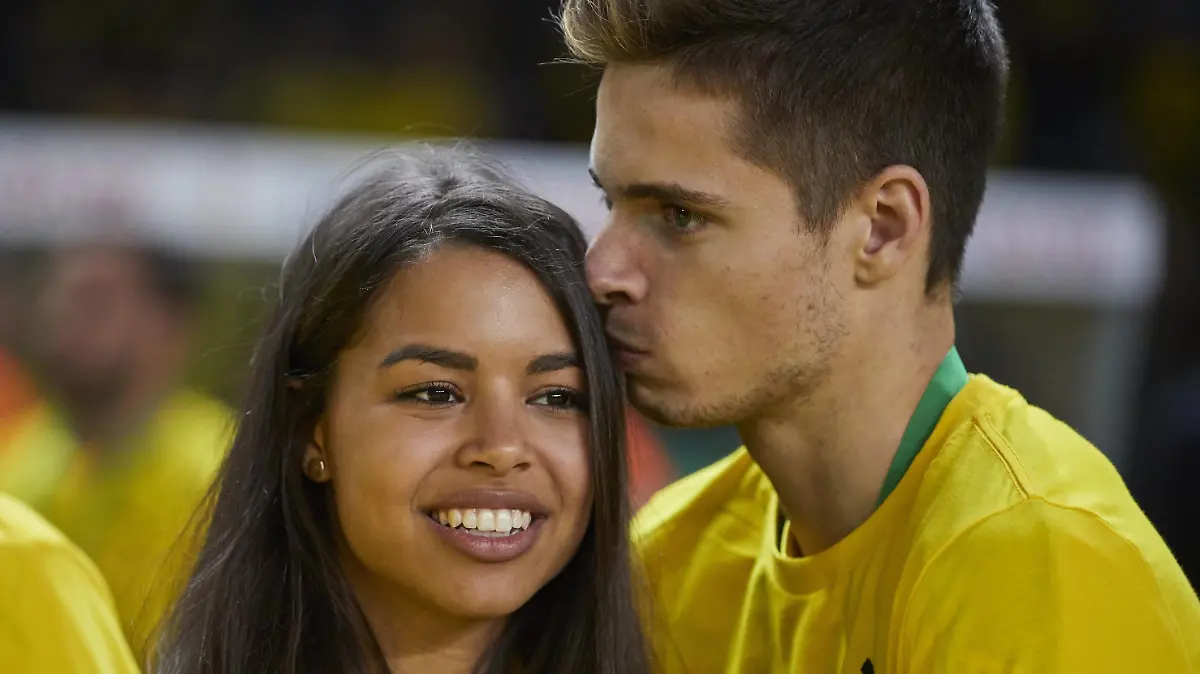  Sarah Richmond, Freundin von Julian Weigl, BVB 33 Kuss, kuessen, Kuesschen, zuwerfen, Mund Fussball DFB Pokal Finale , Berlin, am 27.05.2017 BORUSSIA DORTMUND - EINTRACHT FRANKFURT 2-1 Saison 2016 / 2017, DFB-Pokal