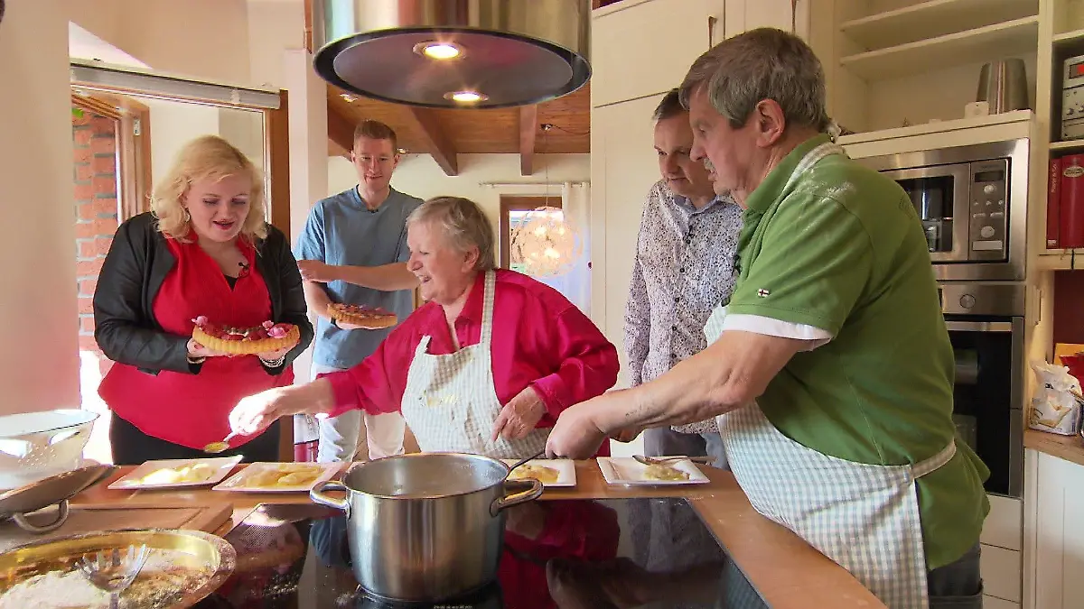 Claudia, Julian, Michael und Udo kommen nicht umher Maria in der Küche zu helfen.