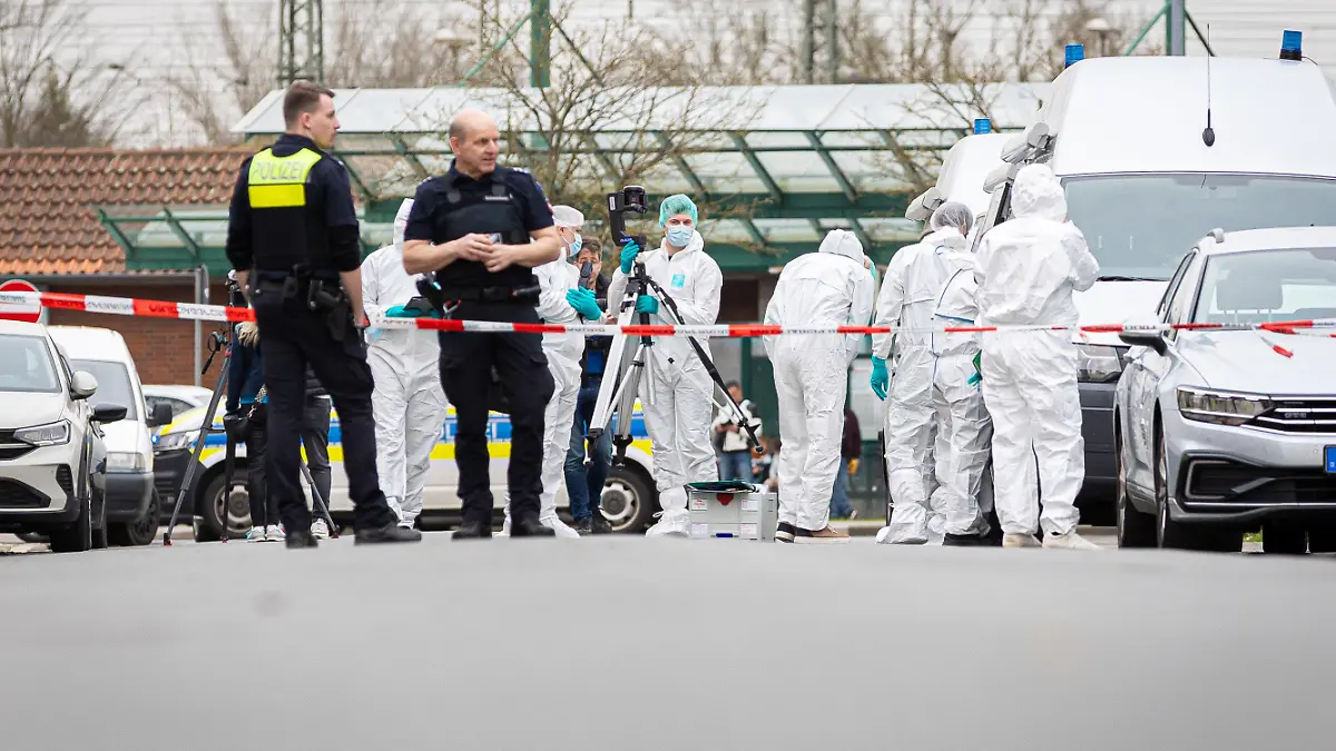 30.03.2024, Niedersachsen, Nienburg (Weser): Mitarbeiter der Spurensicherung der Polizei arbeiten in der Friedrichstraße. Bei einem Polizeieinsatz in der Innenstadt von Nienburg in Niedersachsen ist ein 46 Jahre alter Mann tödlich verletzt worden. Eine Polizistin wurde angeschossen. Foto: Moritz Frankenberg/dpa +++ dpa-Bildfunk +++