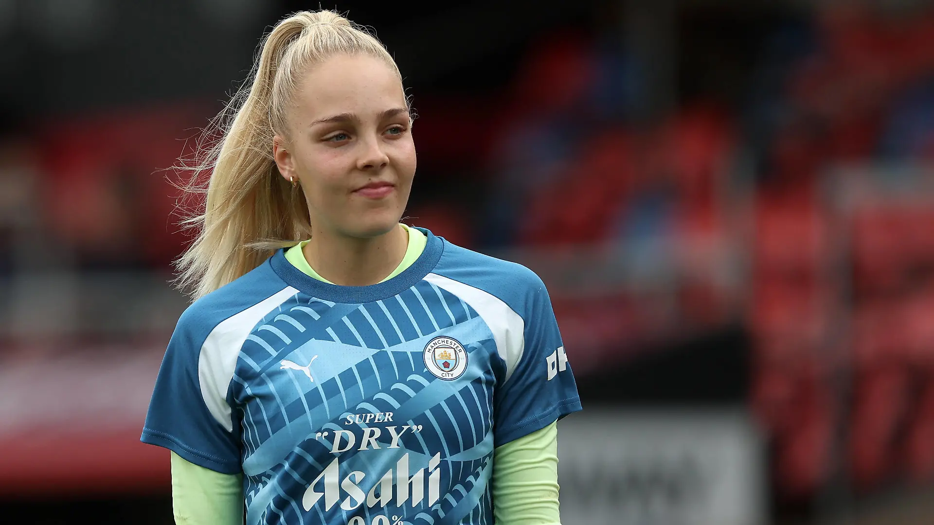 West Ham United v Manchester City - Barclays Women s Super League - Chigwell Construction Stadium Manchester City goalkeeper Ellie Roebuck prior to kick-off in the Barclays Women s Super League match at Chigwell Construction Stadium, London. Picture date: Sunday October 1, 2023. Use subject to restrictions. Editorial use only, no commercial use without prior consent from rights holder. PUBLICATIONxNOTxINxUKxIRL Copyright: xGeorgexTewkesburyx 73989075